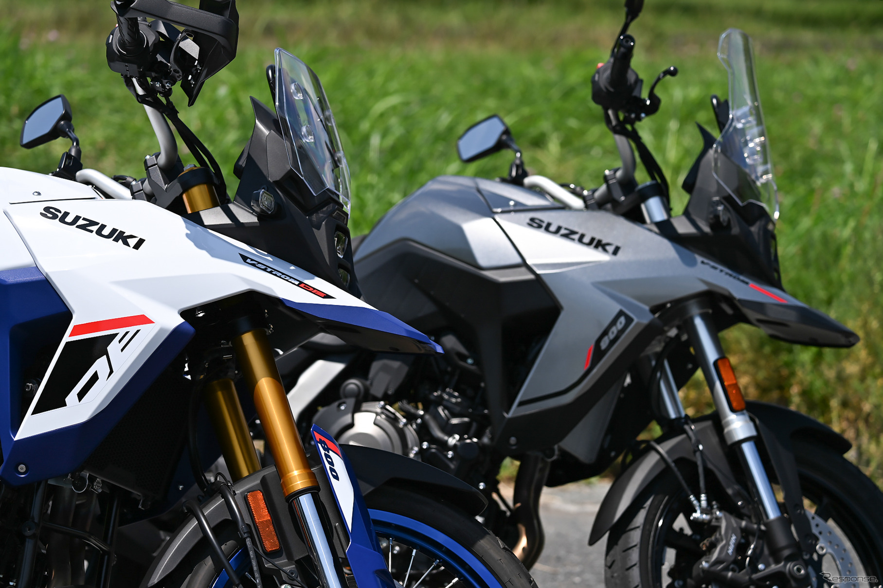 スズキ Vストローム800DE（左）とVストローム800（右）