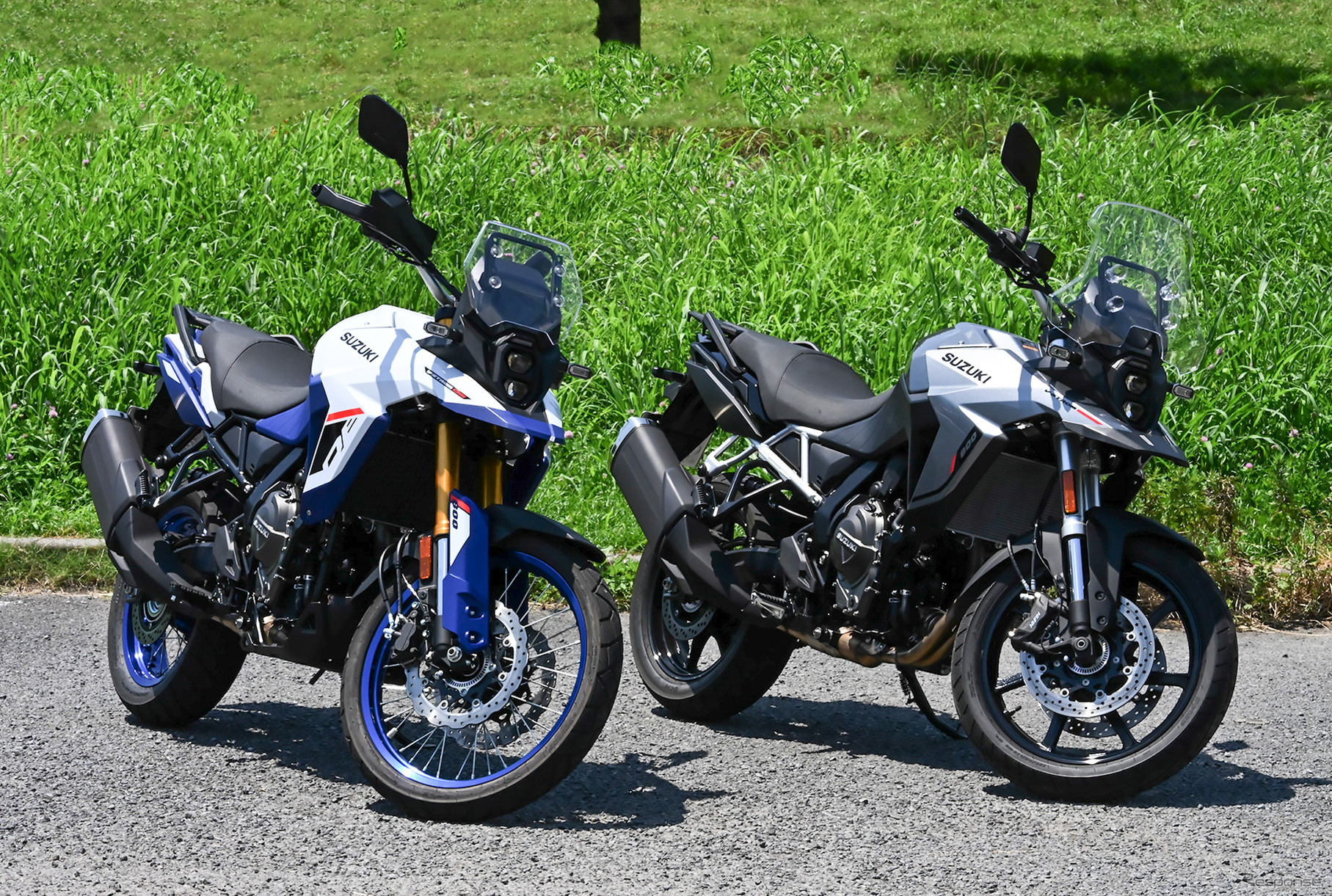 スズキ Vストローム800DE（左）とVストローム800（右）