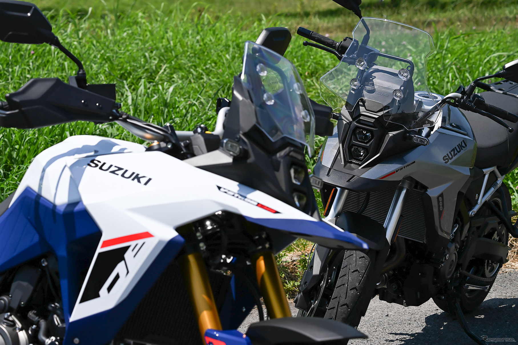 スズキ Vストローム800DE（左）とVストローム800（右）