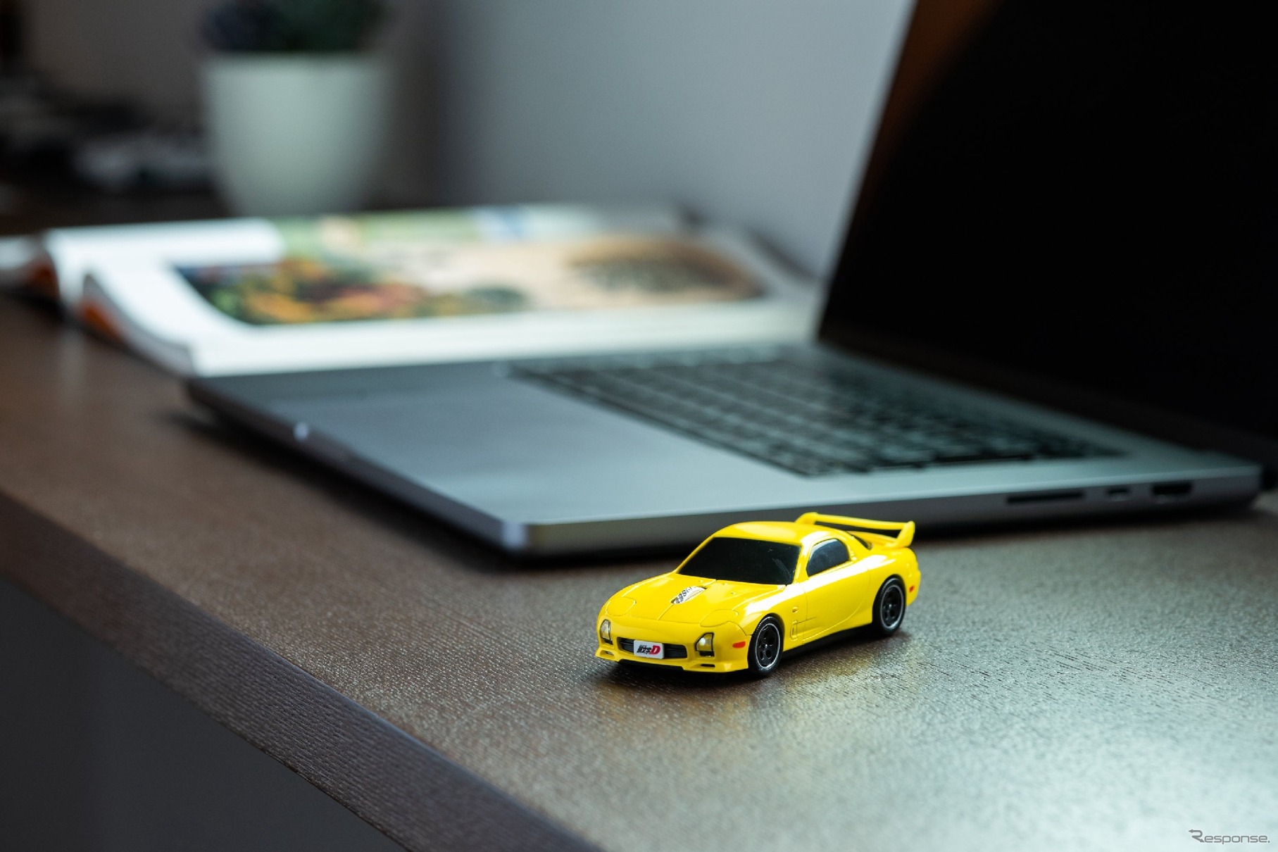 『頭文字D』に登場する高橋啓介の愛車、マツダRX-7（FD3S型）をモチーフにした無線マウス