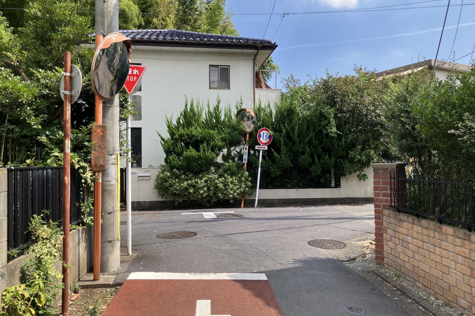 狭い道！ 制限1.5mの都道11号、画面手前～右折
