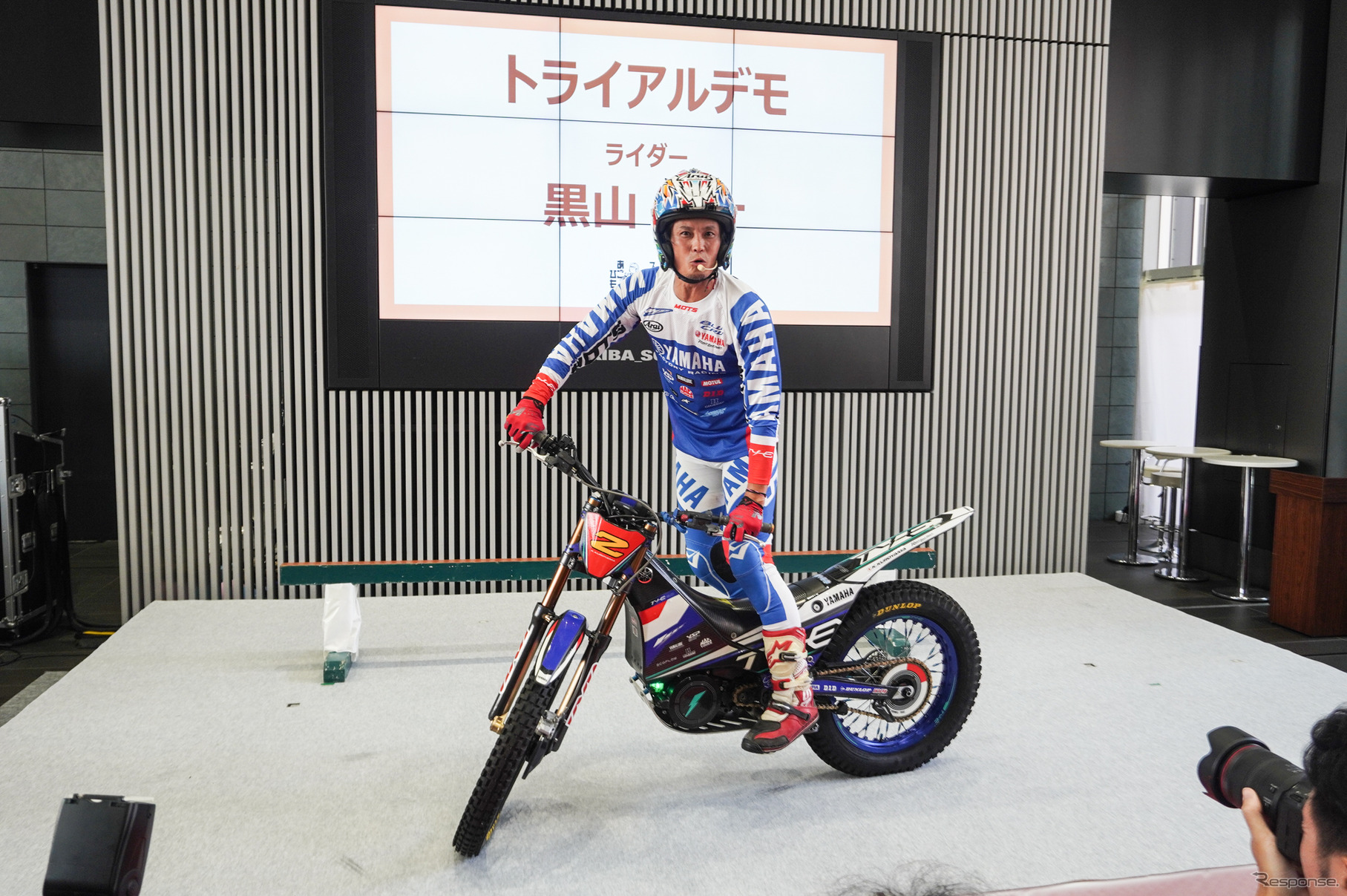 ヤマハの電動トライアルバイクによる黒山健一選手のデモンストレーション
