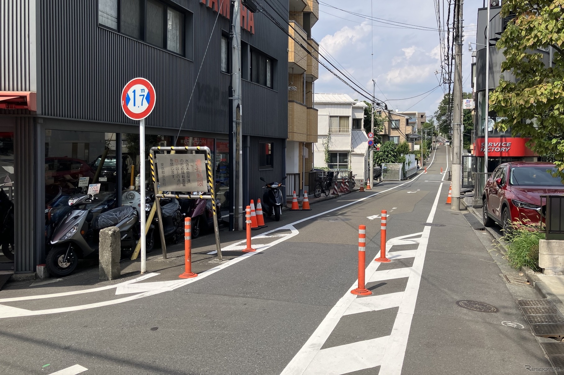 狭い道、制限1.7m！　荒玉水道道路：世田谷区成城1丁目、画面奥が大蔵水道橋、さらに高円寺方面