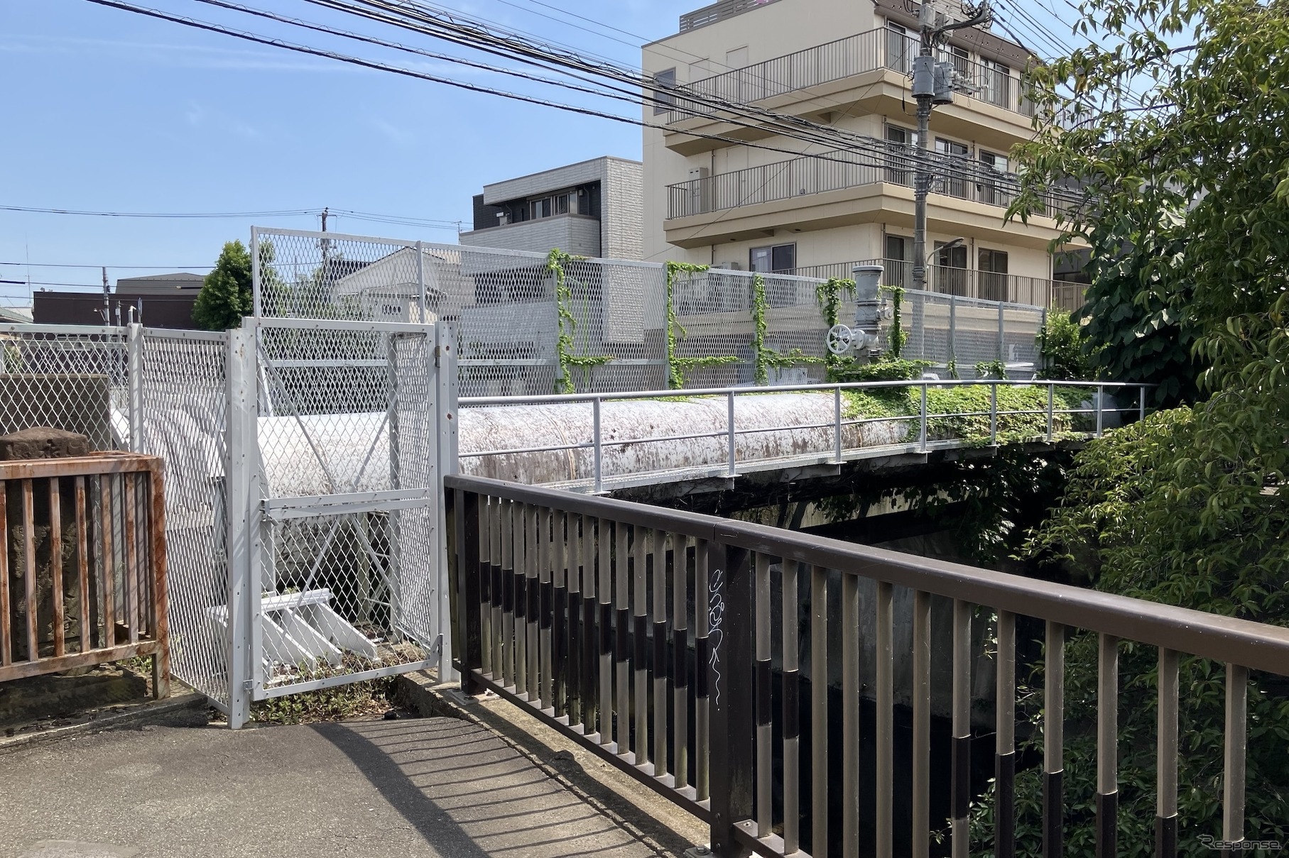 狭い道、制限1.7m！　荒玉水道道路：大蔵水道橋、世田谷区成城1丁目（奥）～砧7丁目（手前）。左手が高円寺方面、右手が砧浄水場方面
