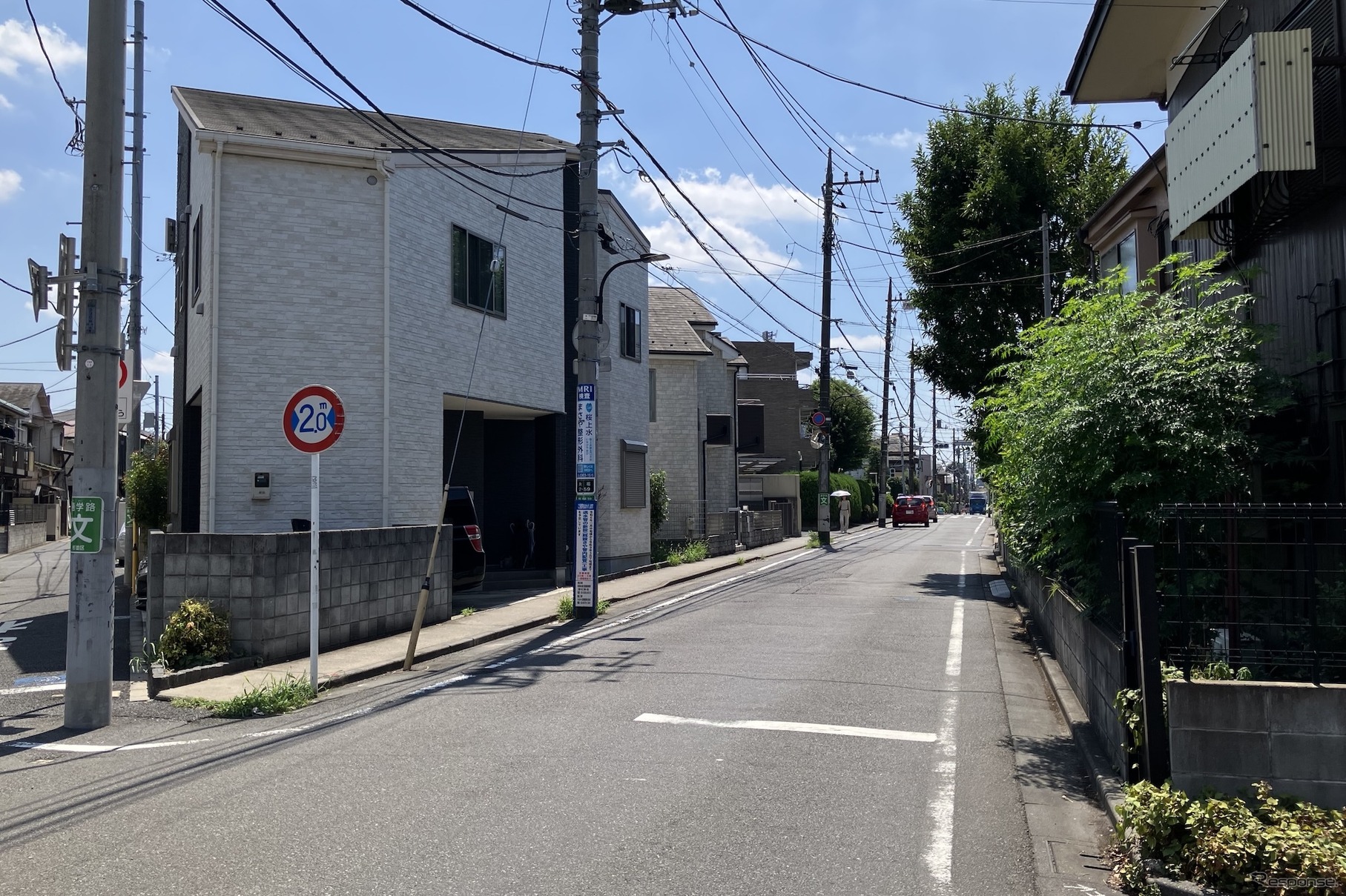 狭い道、制限2.0m！　荒玉水道道路：杉並区永福2丁目（向かって左）～3丁目（向かって右）。奥が砧浄水場方面