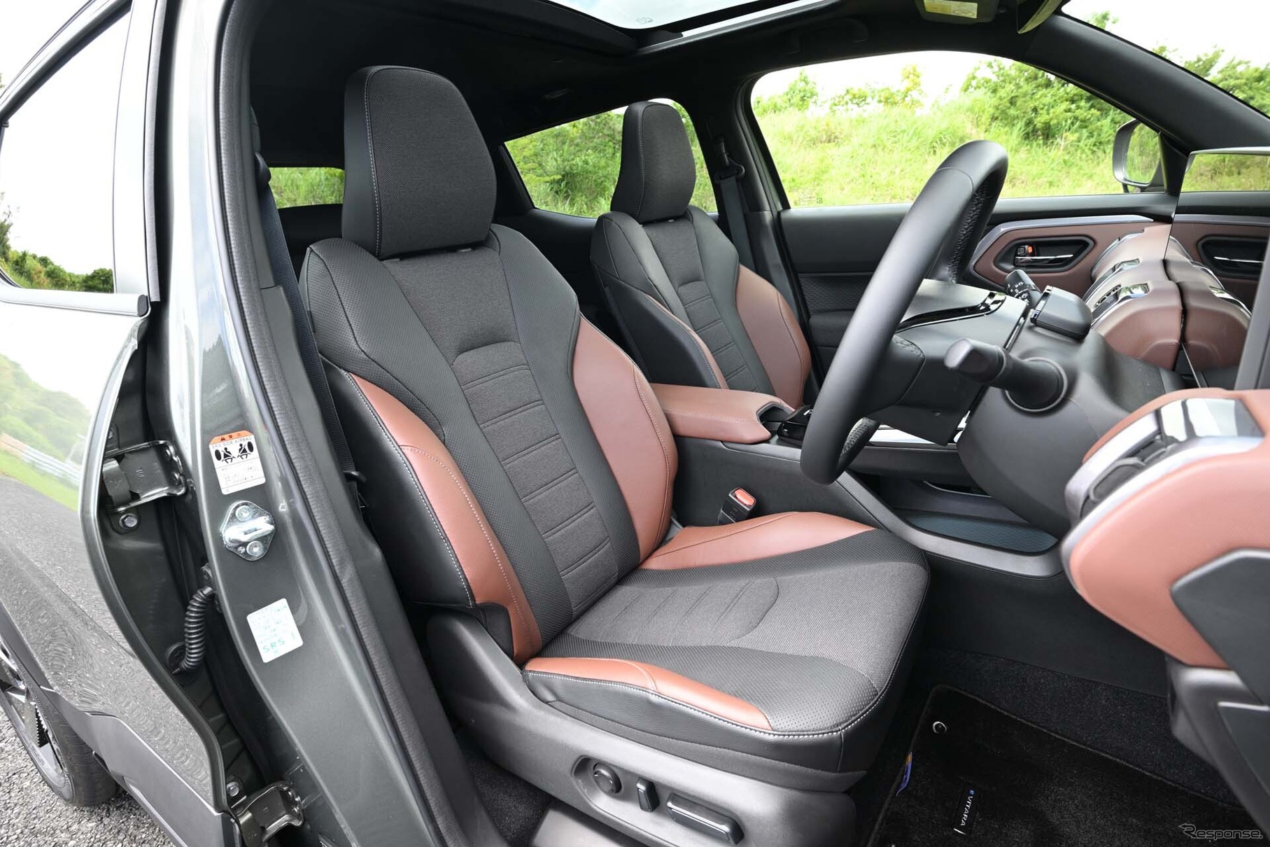 たっぷりしたシートサイズはサーキット走行でも身体をしっかりとホールド。運転席側はパワーシートとなっていた