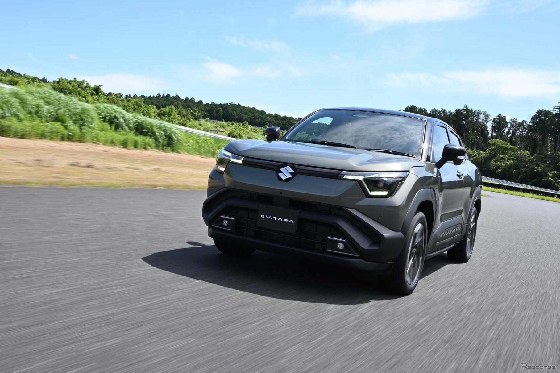 「eビターラ」4WD。。0-100km/hの加速は7.4秒と発表された。2WDの49kWhバッテリーモデルでも9.6秒と十分な加速力