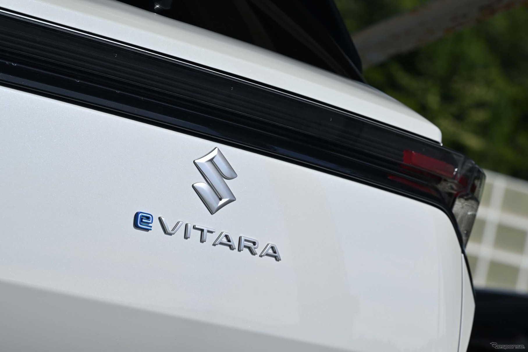 リアエンドには「eVITARA」のロゴマークが貼られ、「e」のみ環境を意識したブルー色となっていた