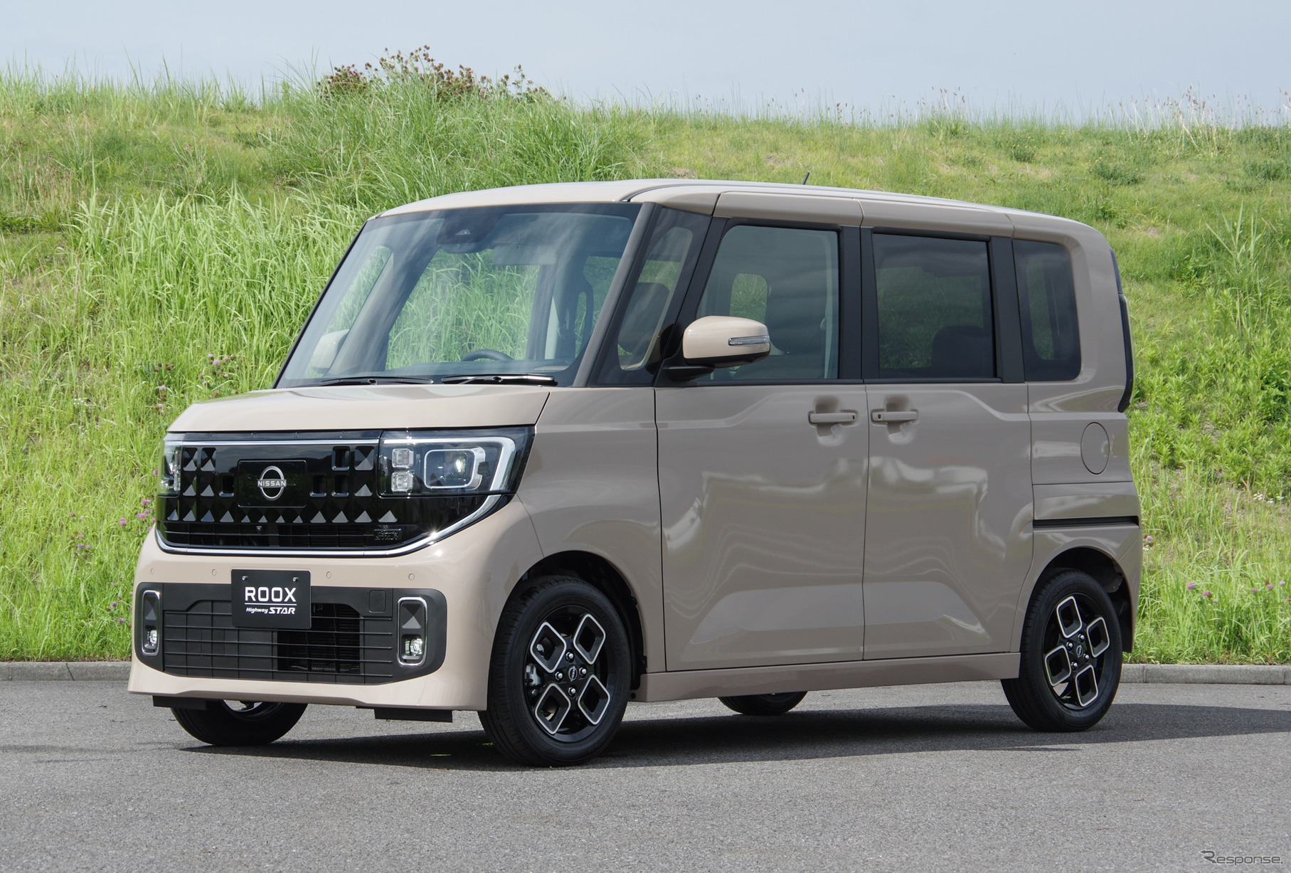 日産 ルークス 新型のモノトーン仕様（ハイウェイスター）