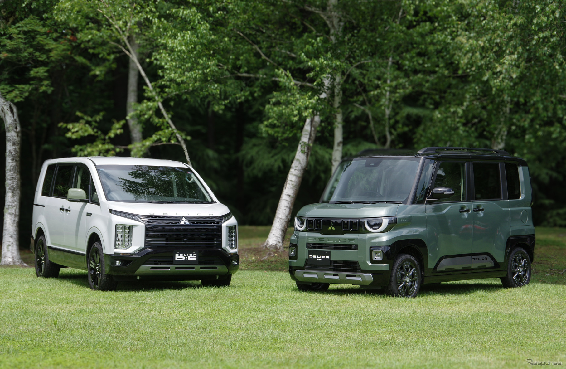 三菱 デリカD:5（左）とデリカミニ 新型（右）