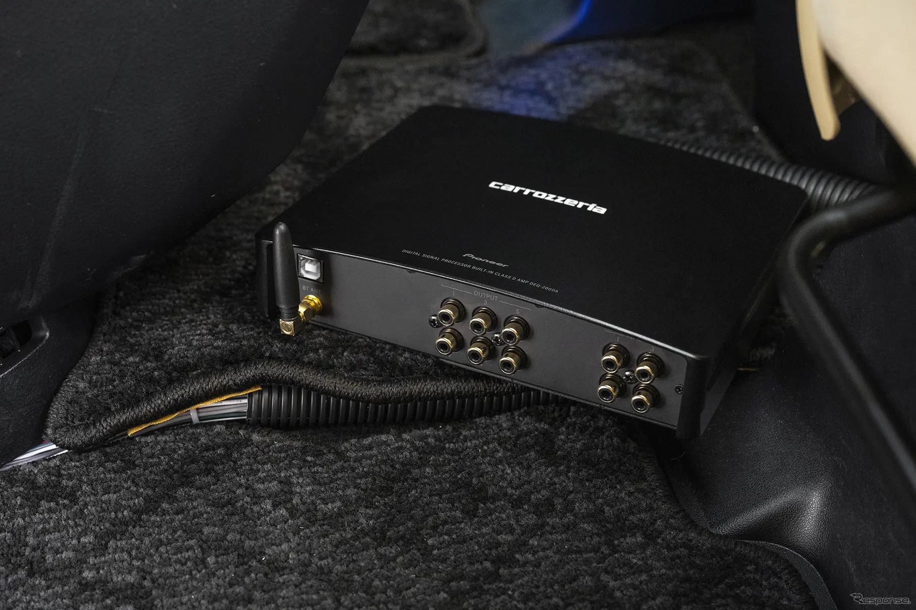 入力（4 ch） / RCA （4 ch） / Bluetooth オーディオ、出力はスピーカー出力（4 ch）、プリアウトRCA出力（6 ch）を搭載