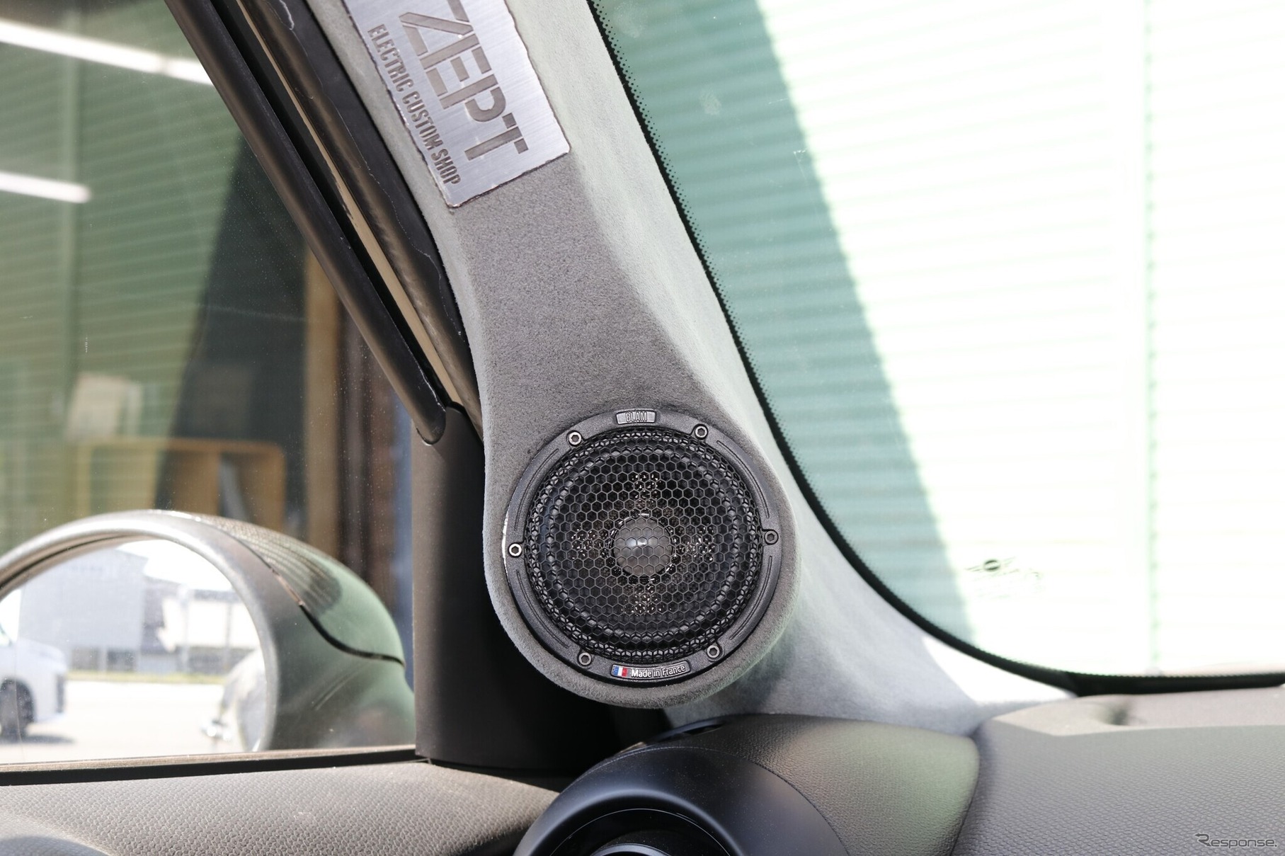 フロントスピーカーの主役となったのはAピラーを加工して取り付けたブラムの8cmフルレンジスピーカー（FRS 3N50）。