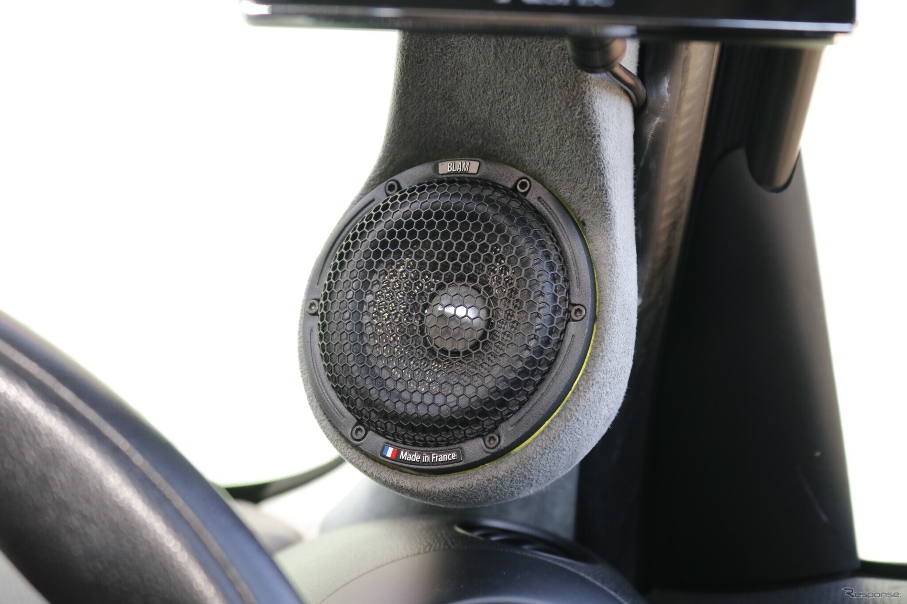 Aピラーの8cmスピーカーはトゥイーターとミッドレンジの帯域をカバーすることで高い位置での中高域再生を可能にしている。