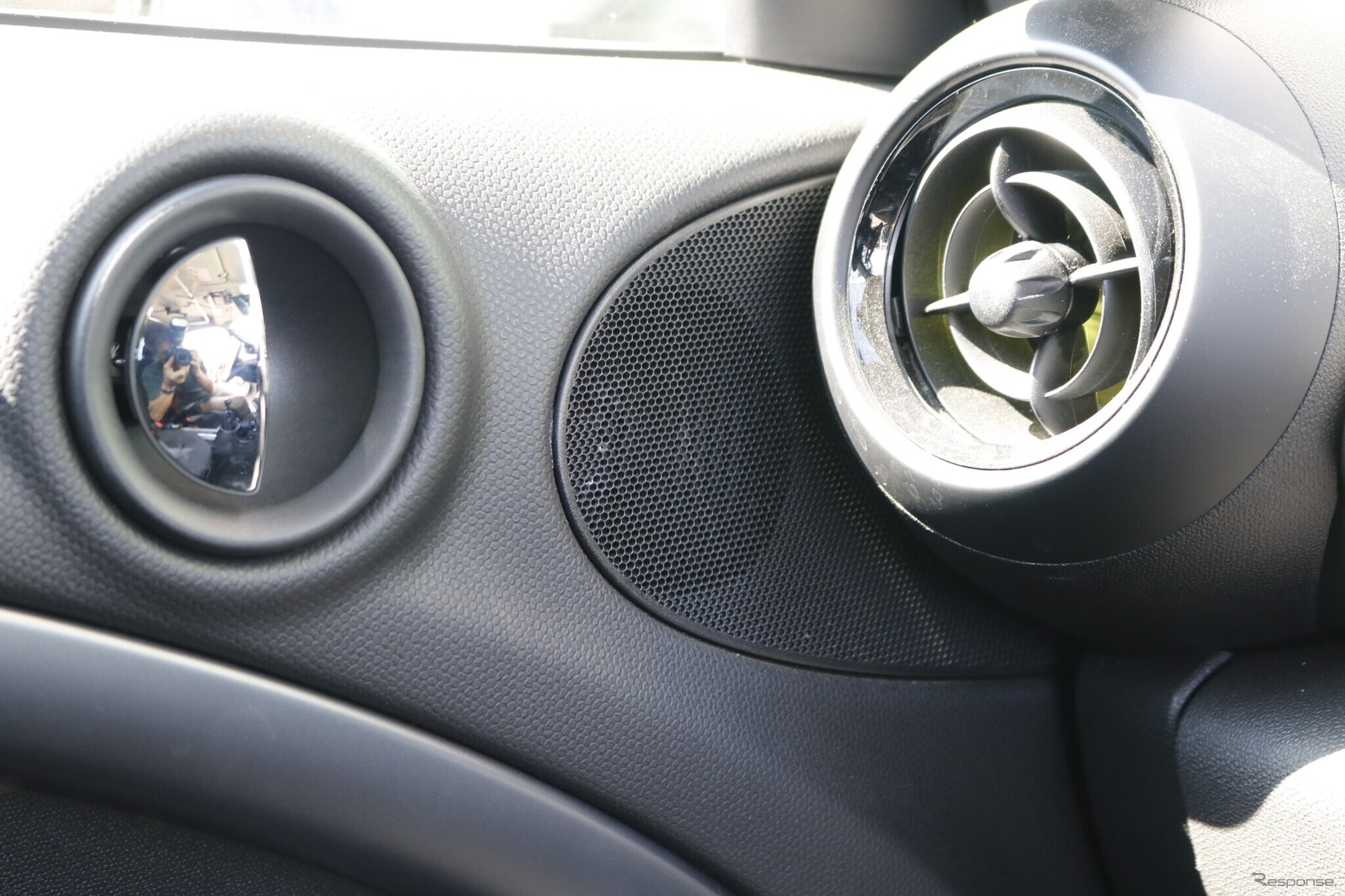ドア上部には純正のスピーカー取り付け位置がある。ここに取り付けられているのがブラムの13cmスピーカー（S100N24 BMW）。