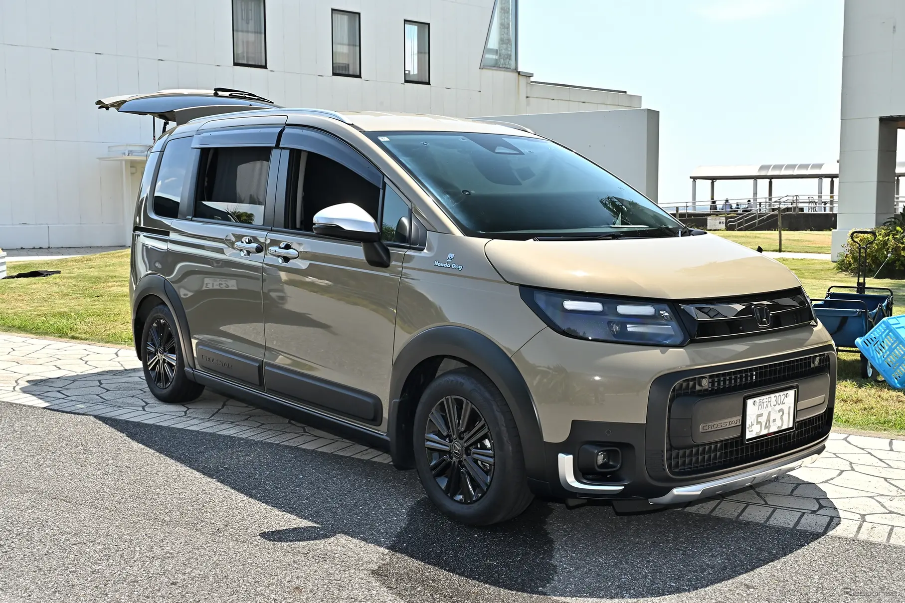 車中泊仕様のe:HEV CROSSTAR