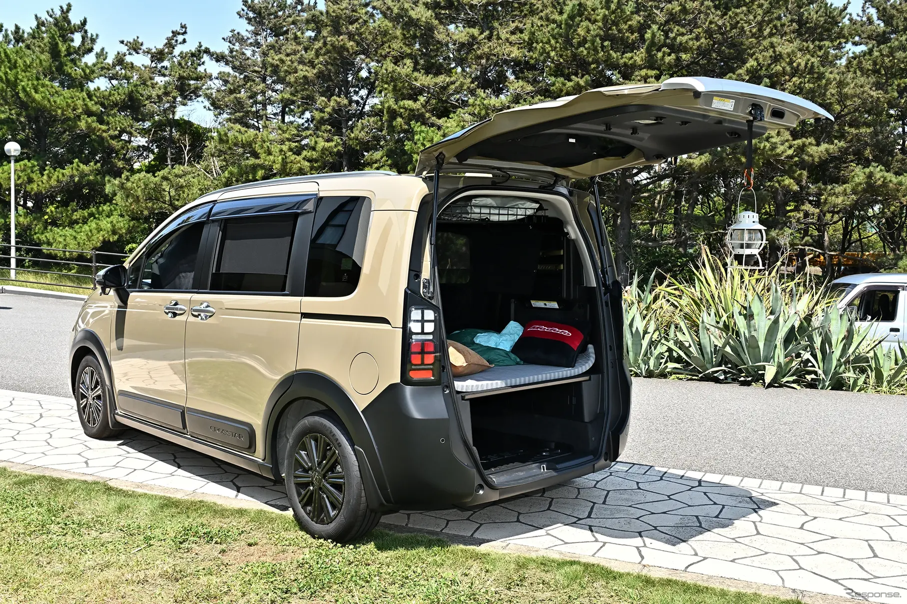 車中泊仕様のe:HEV CROSSTAR