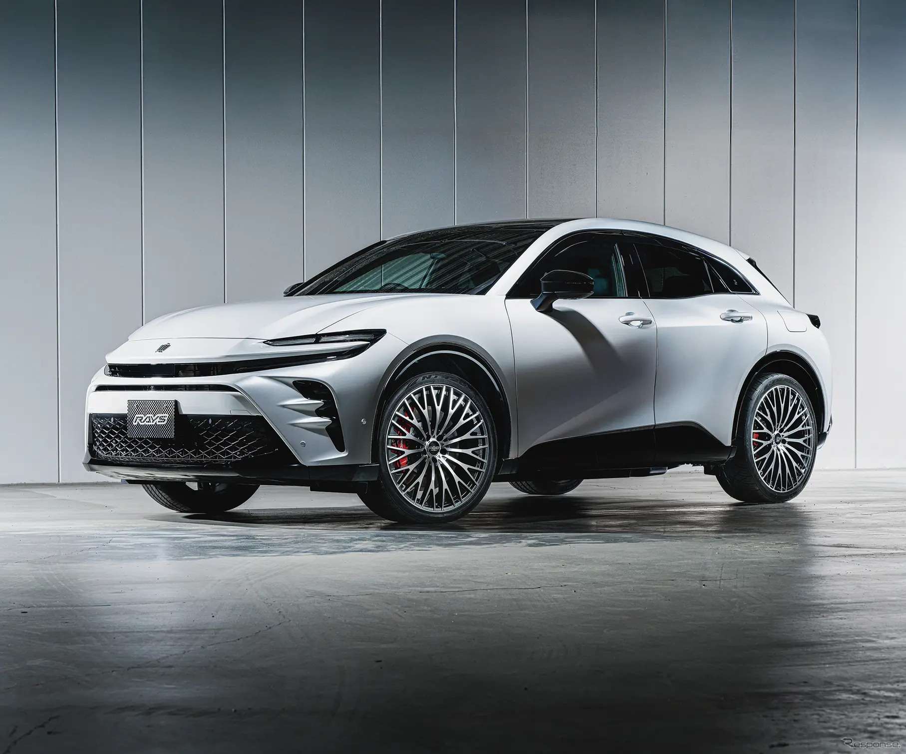 レイズ ホムラ 2×15R × トヨタ クラウン スポーツ PHEV