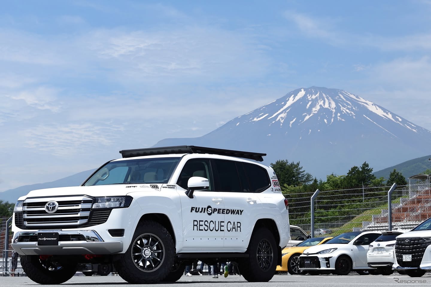 トーヨータイヤ「OPEN COUNTRY R/T TRAIL」を装着する富士スピードウェイのレスキューカー『ランドクルーザー300』