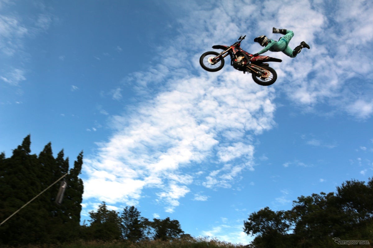 FMX（フリースタイルモトクロス）バイクパフォーマンス