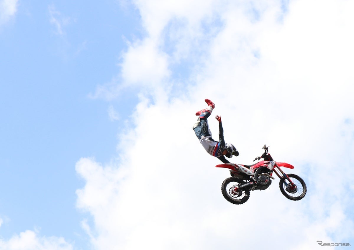 FMX（フリースタイルモトクロス）バイクパフォーマンス