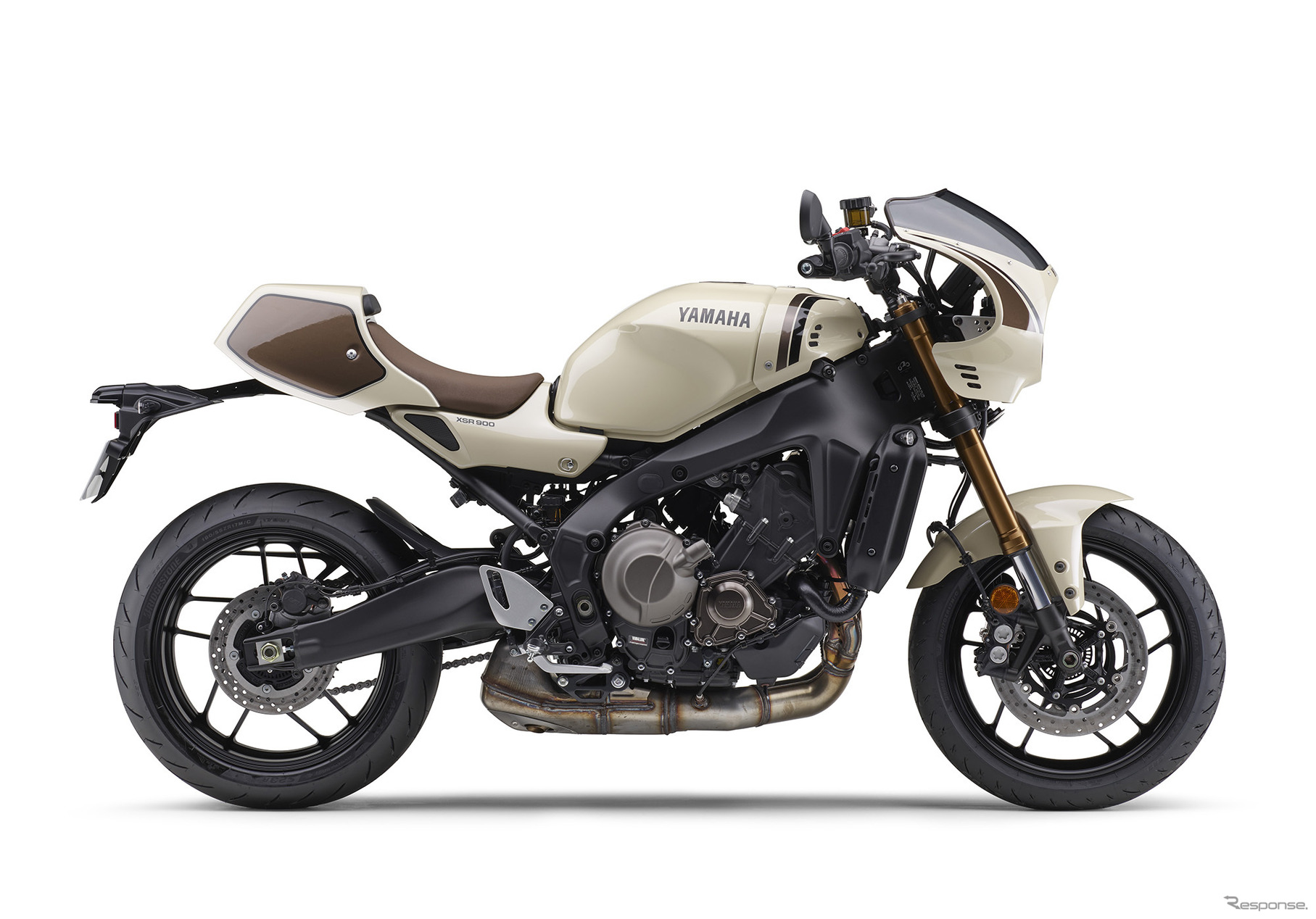 前後カウルを装着したアイボリーのXSR900 2025年モデル