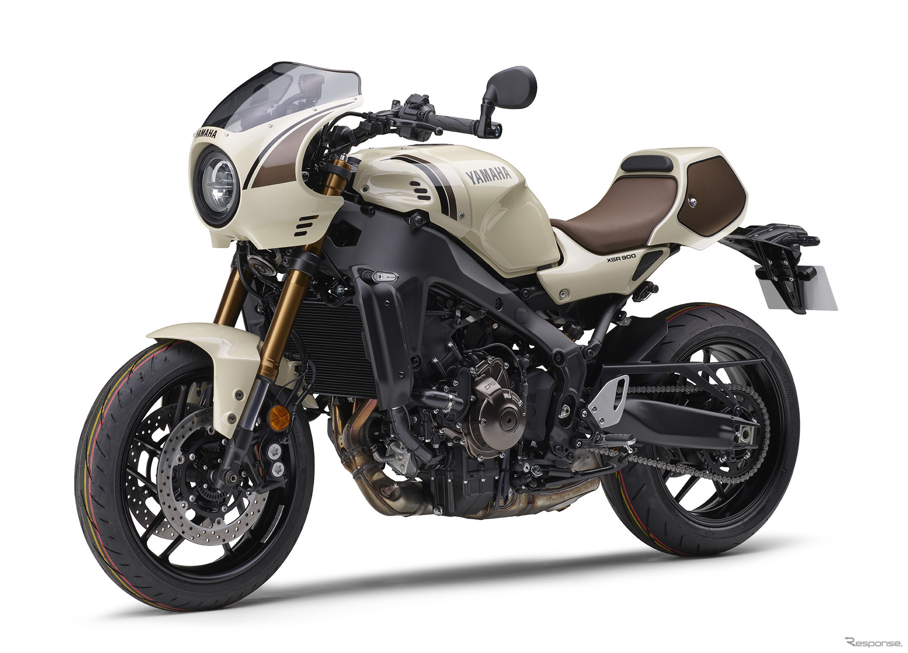 前後カウルを装着したアイボリーのXSR900 2025年モデル