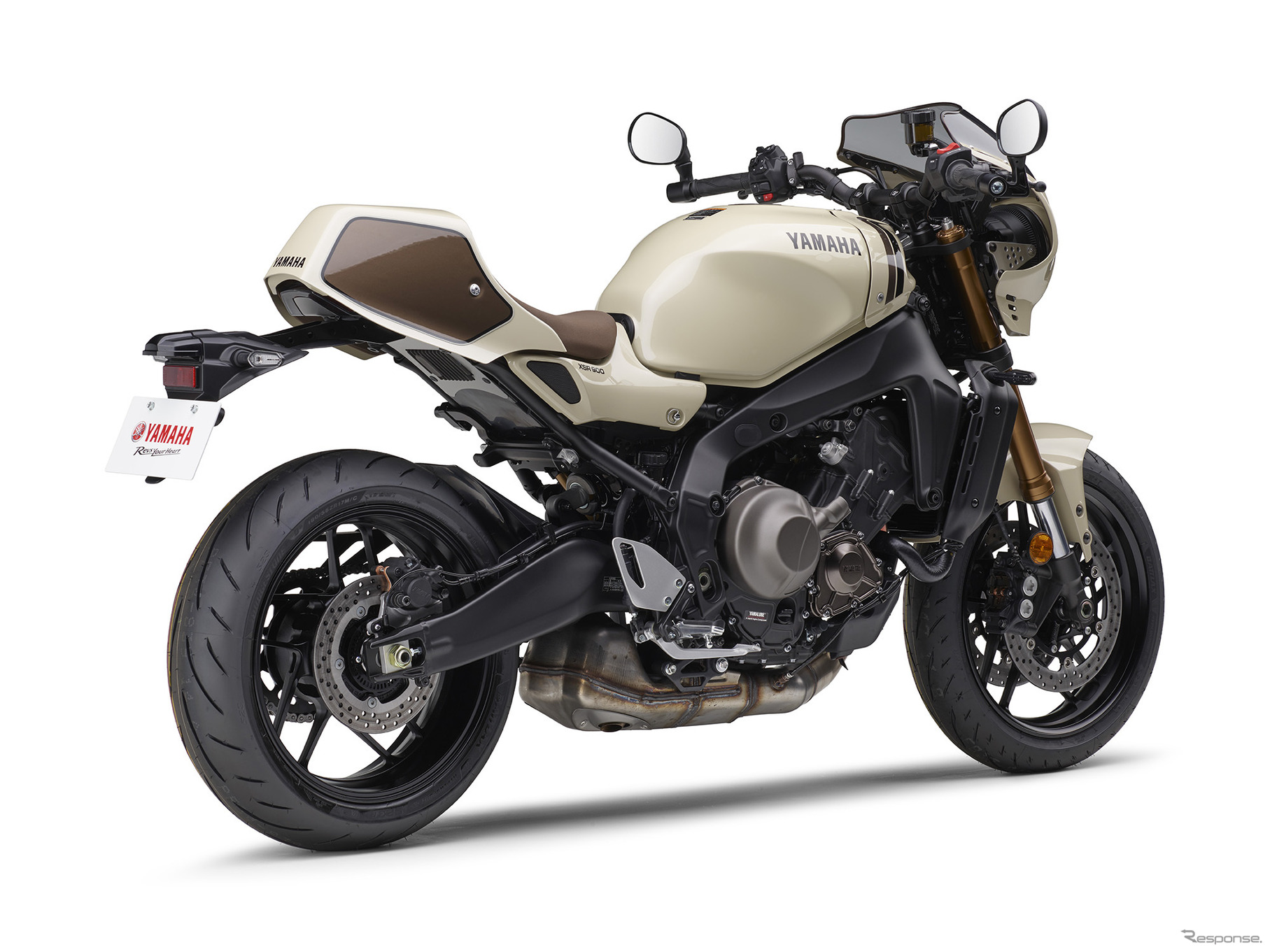 前後カウルを装着したアイボリーのXSR900 2025年モデル