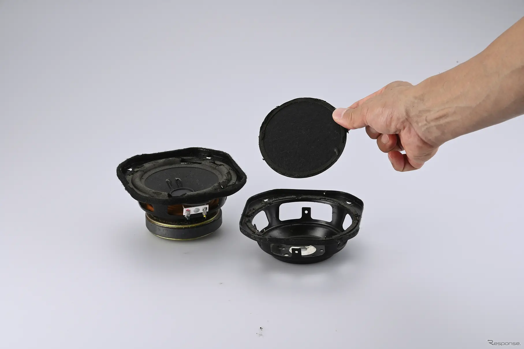 360モデナに付いていたウーファー（左）とドローンコーン（右）。どちらもウレタン製エッジが崩れ落ちているのがわかる