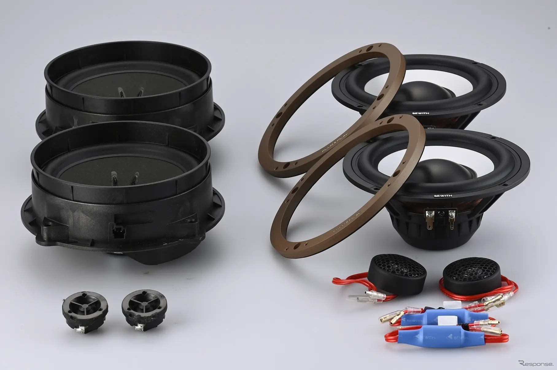 88ピスタから外した純正ユニット（左半分）と、これから取り付けるBEWITH製スピーカー「Reference Duo165S」（右半分）