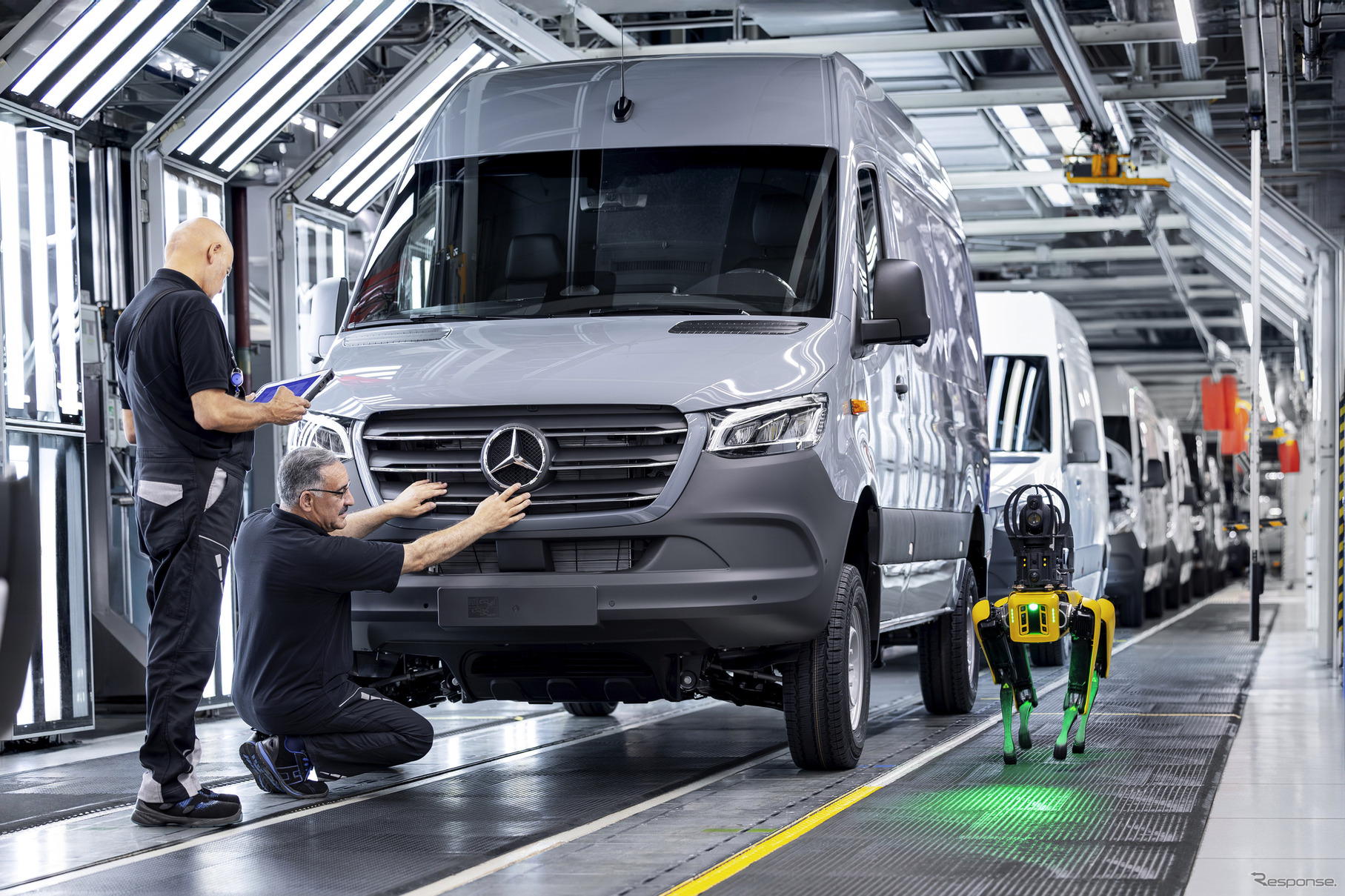 メルセデスベンツが独デュッセルドルフ工場にロボット犬「アリス」導入