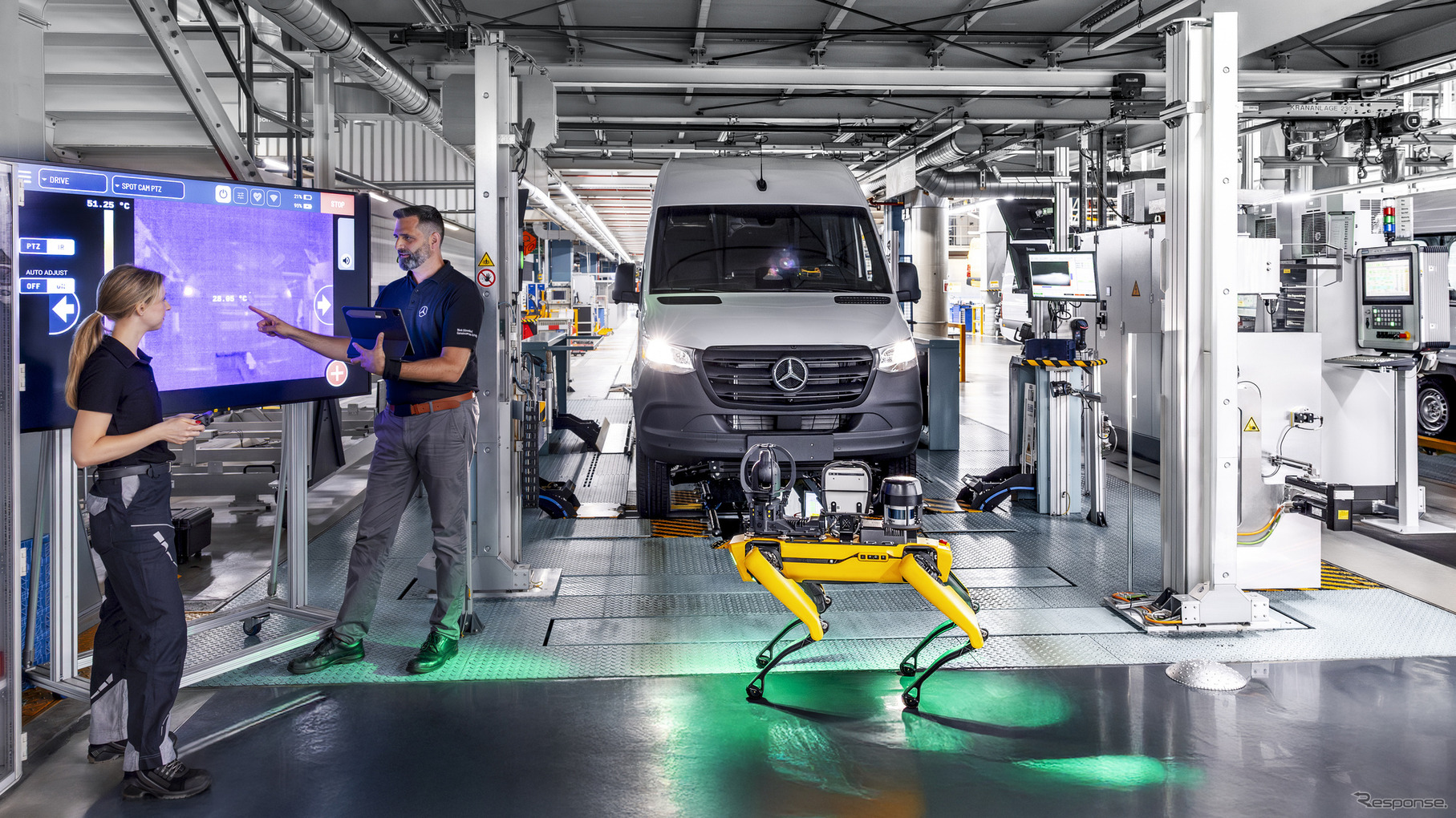 メルセデスベンツが独デュッセルドルフ工場にロボット犬「アリス」導入
