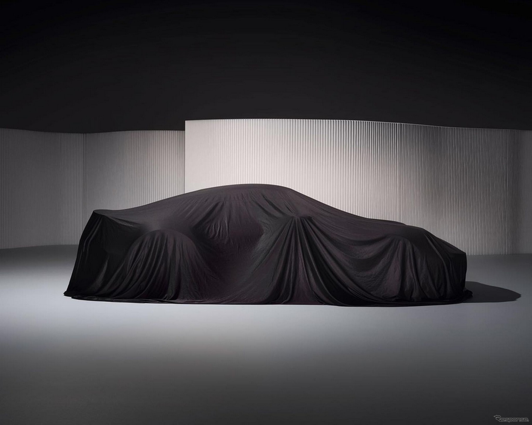 ポルシェが新型車を予告