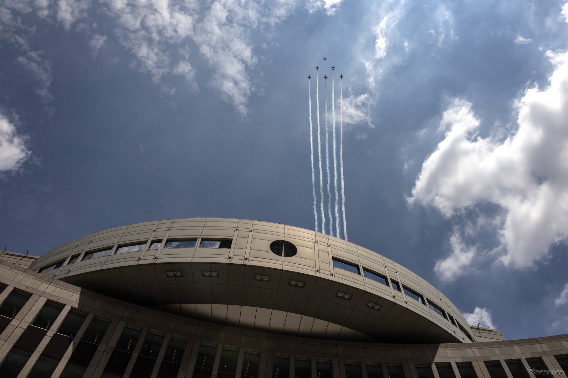 東京都庁上空のブルーインパルス。東京オリンピック2020の聖火到着を記念して飛行（2021年7月）