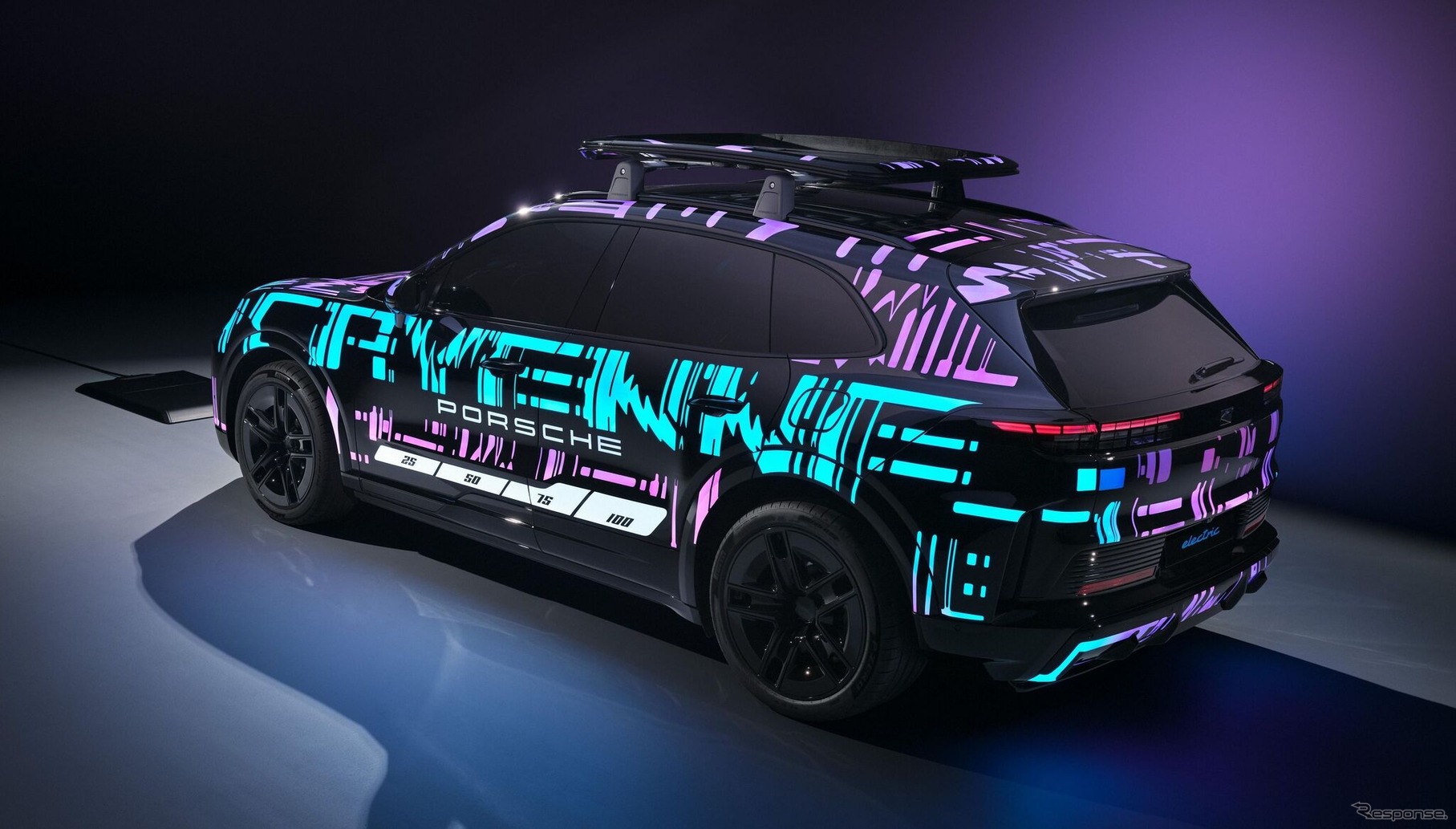 ポルシェ『カイエン・エレクトリック』プロトタイプと11kWワイヤレス充電器