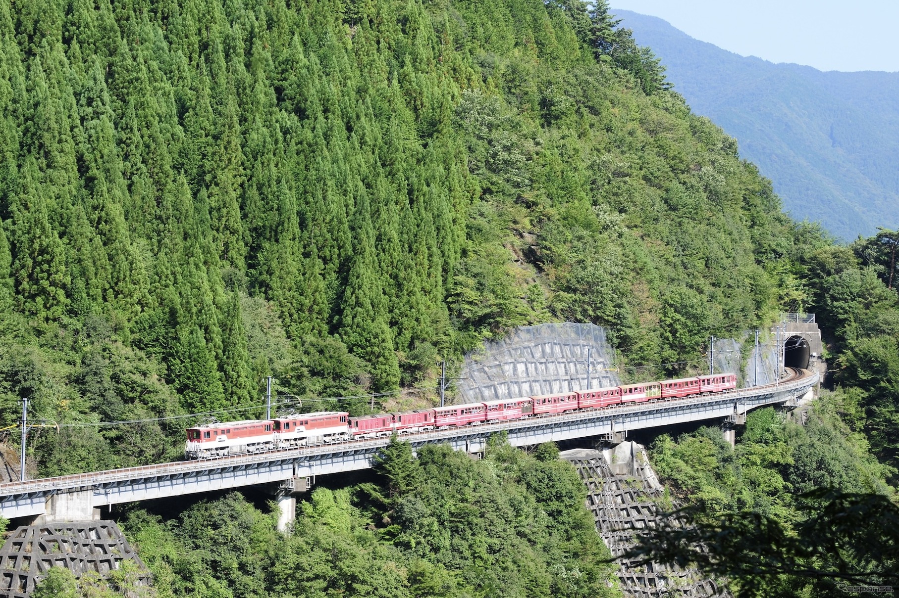 アプト式区間を上る列車