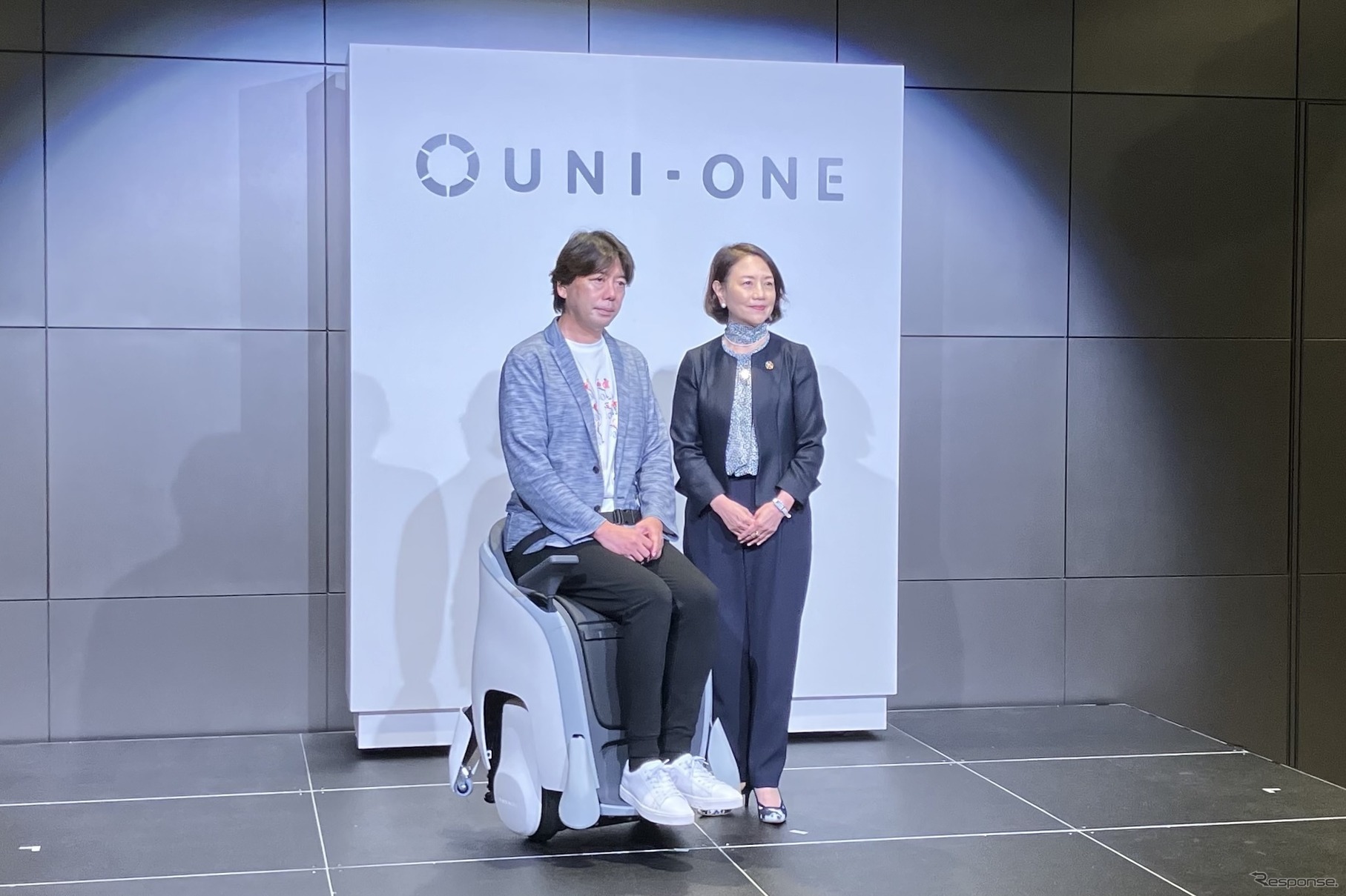 本田技研工業新規事業開発部 UNI-ONE 事業ドメイン事業責任者の中原大輔氏とサンリオエンターテイメントの小巻亜矢代表取締役社長