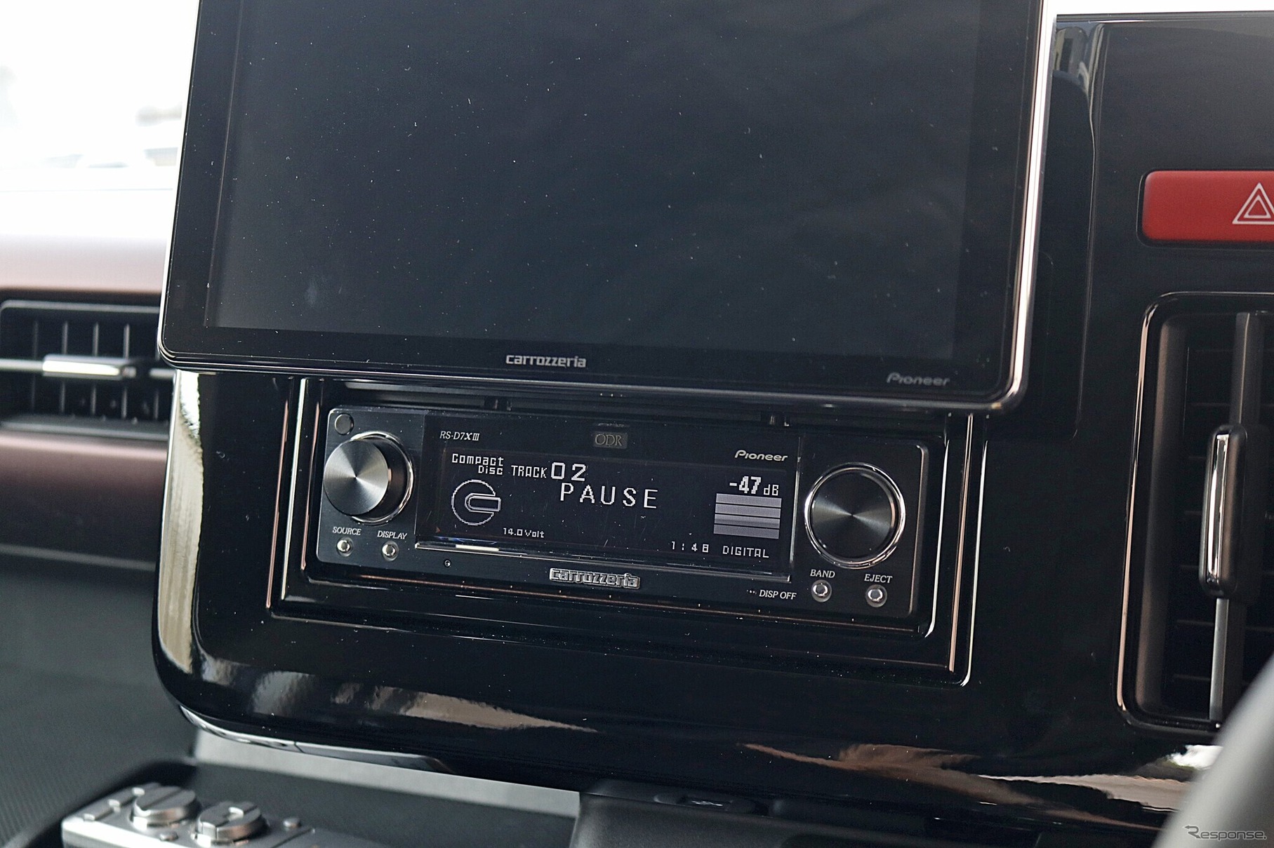 音源の再生にはCDトランスポートであるRS-D7XIIIを採用。CD音源の音声データを最良の状態で送り出すことのできるユニットだ。