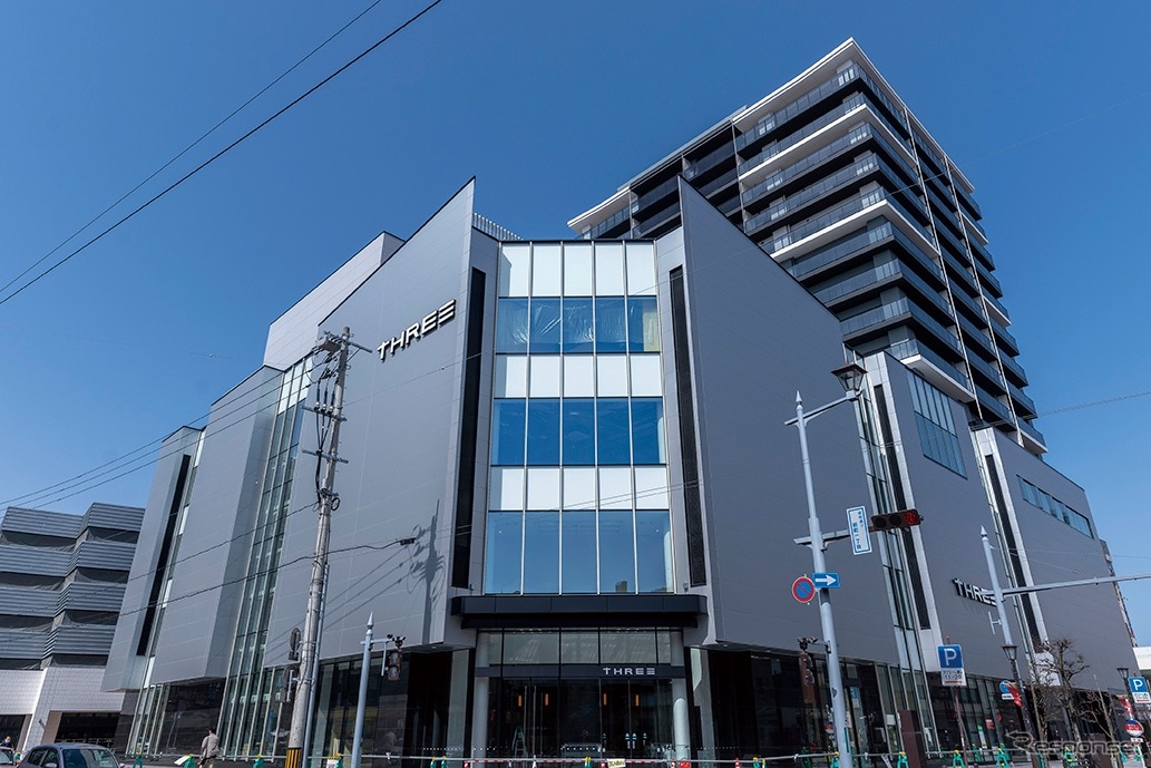 青森市の複合商業施設THREE（スリー）