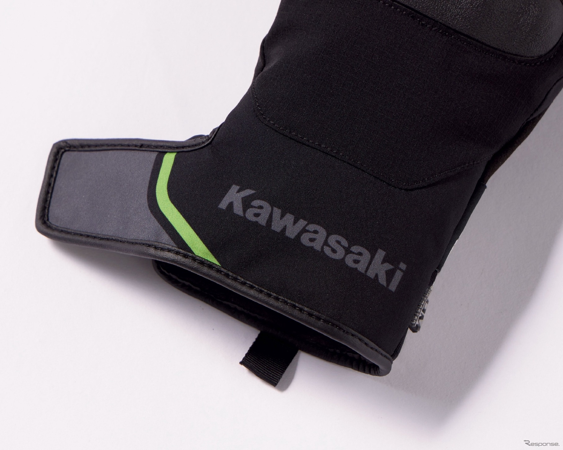 手首部分には「Kawasaki」ロゴ、中綿入りで保温性に優れる。カラー：ブラック