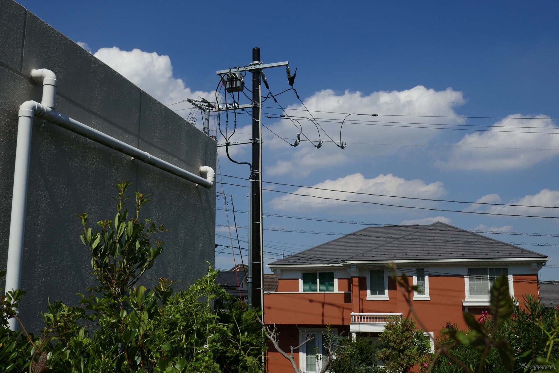 大規模な充電設備となったため、専用に設置された電柱から電気を引き込む