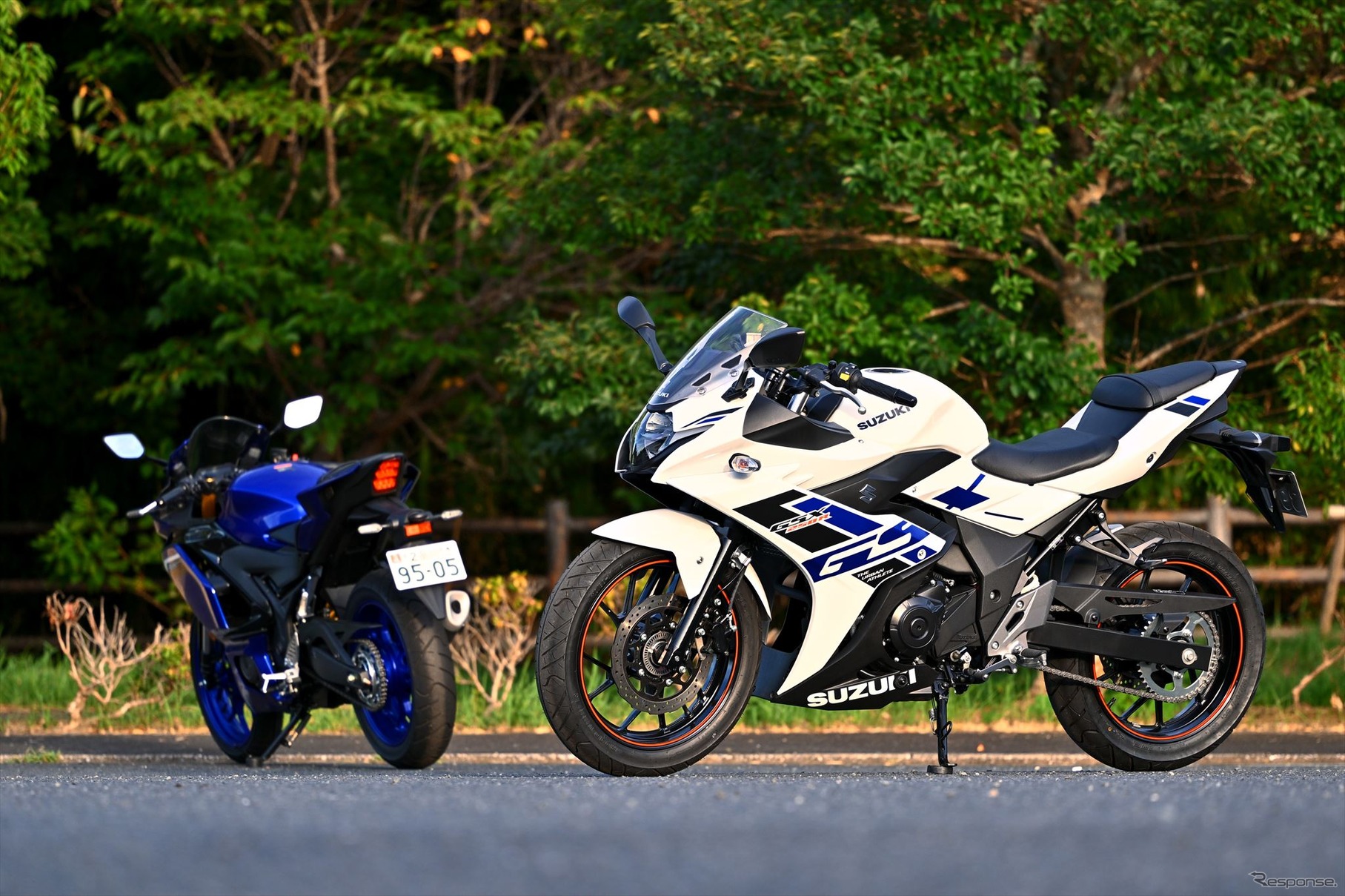 ヤマハ YZF-R25（左）とスズキ GSX250R（右）