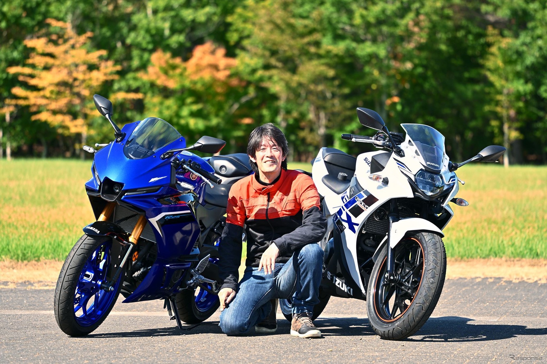 ヤマハ YZF-R25（左）＆スズキ GSX250R（右）と伊丹孝裕氏