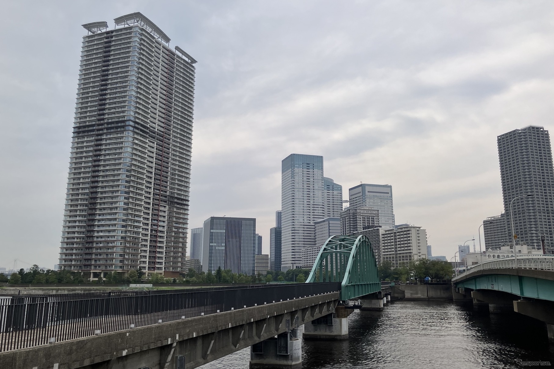 旧晴海鉄道橋（豊洲側から晴海側を望む）。右が春海橋