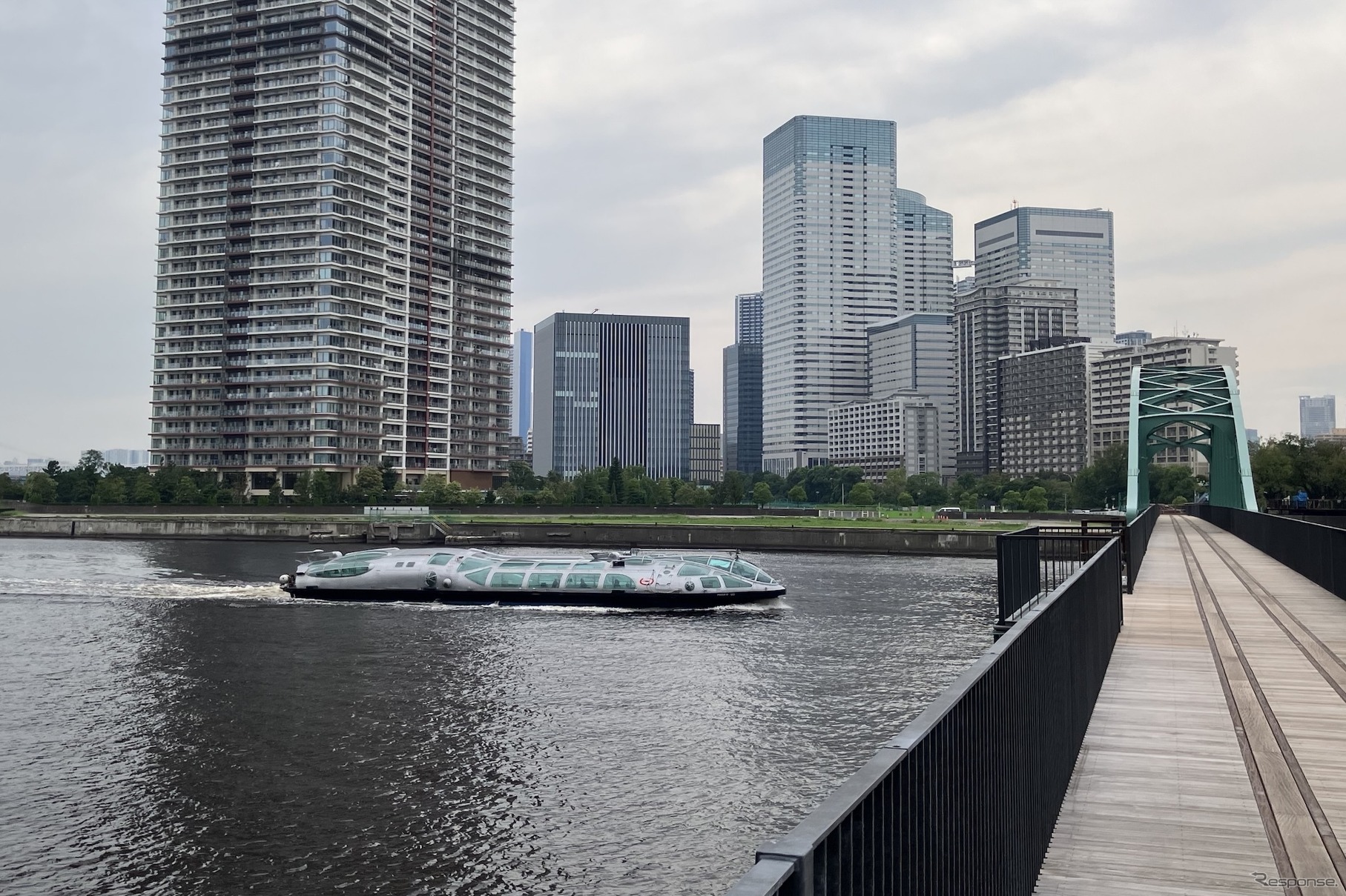 旧晴海鉄道橋と東京都観光汽船水上バスのヒミコ