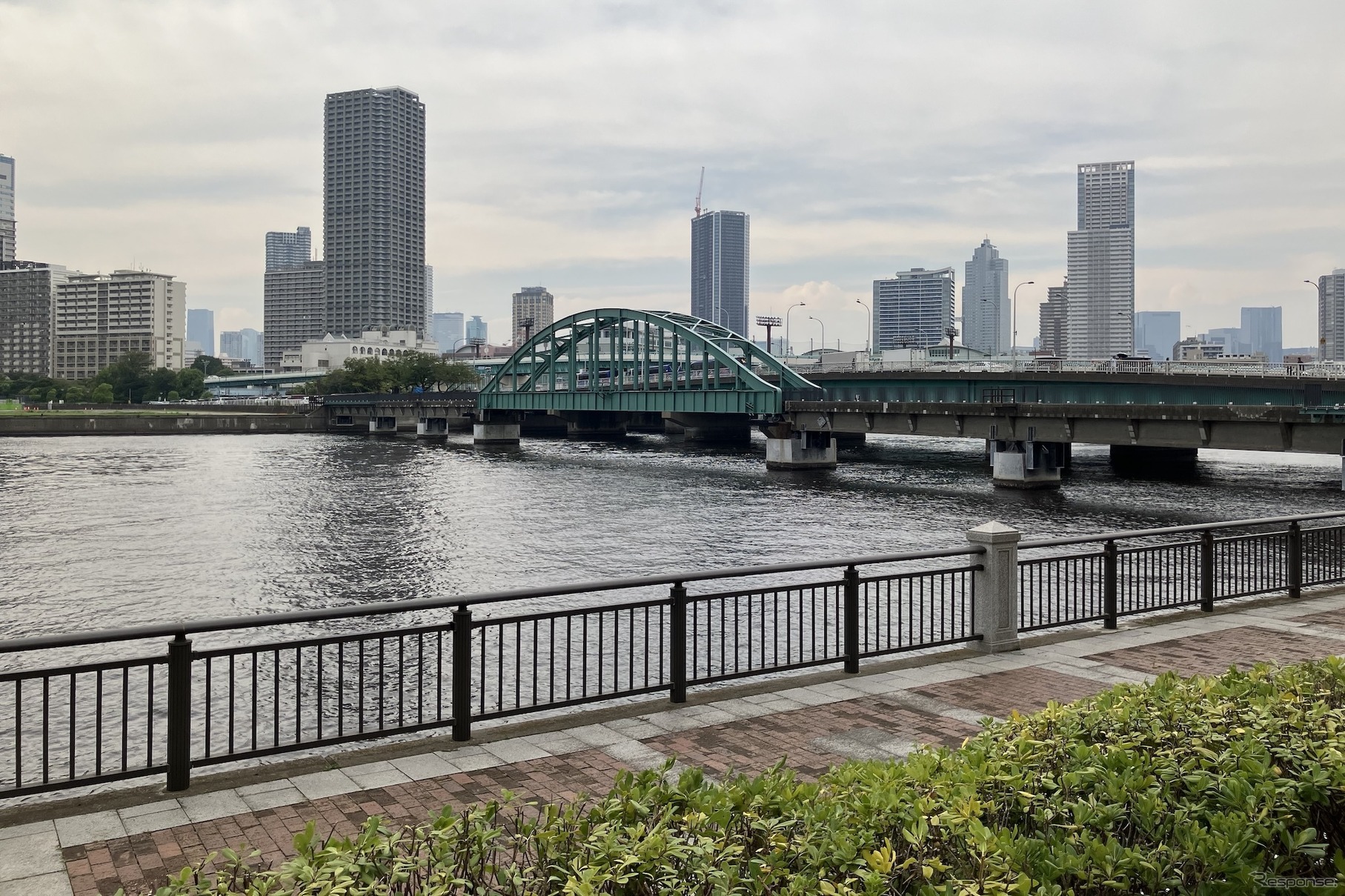 旧晴海鉄道橋（豊洲側から晴海側を望む）と春海橋公園（豊洲側）