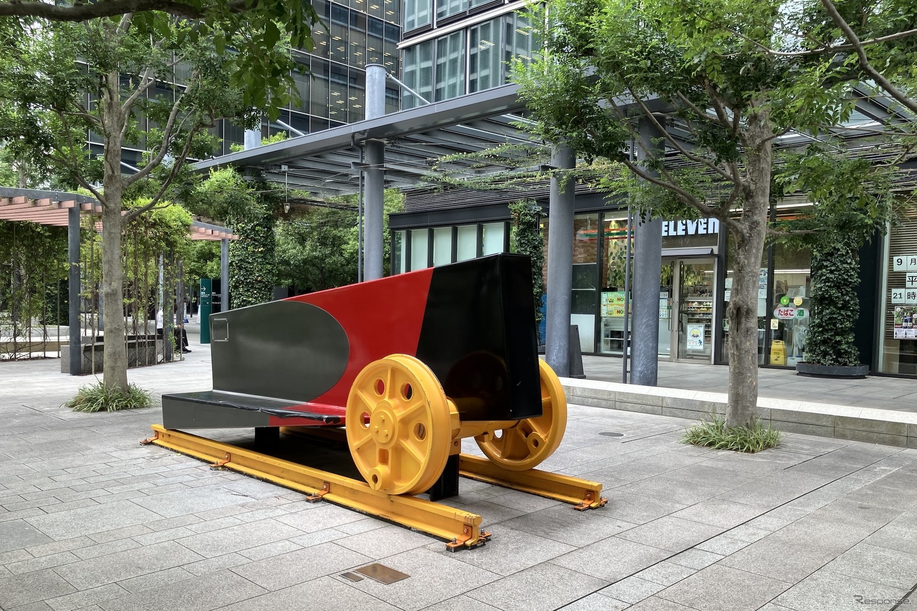 ストリートアートのオブジェ。車輪とレールは専用線で使われていたもの（豊洲3丁目）