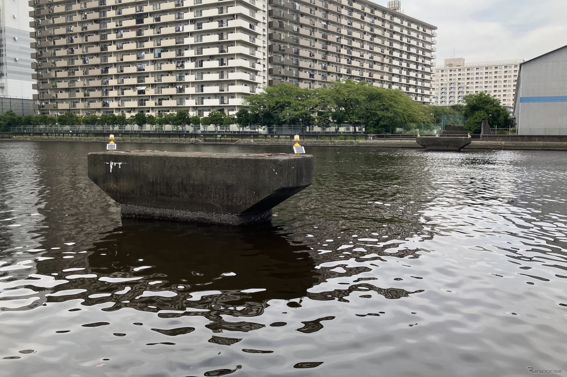 豊洲3丁目と塩浜1丁目の間、豊洲運河に残る専用線の橋脚（豊洲側から塩浜がを望む）