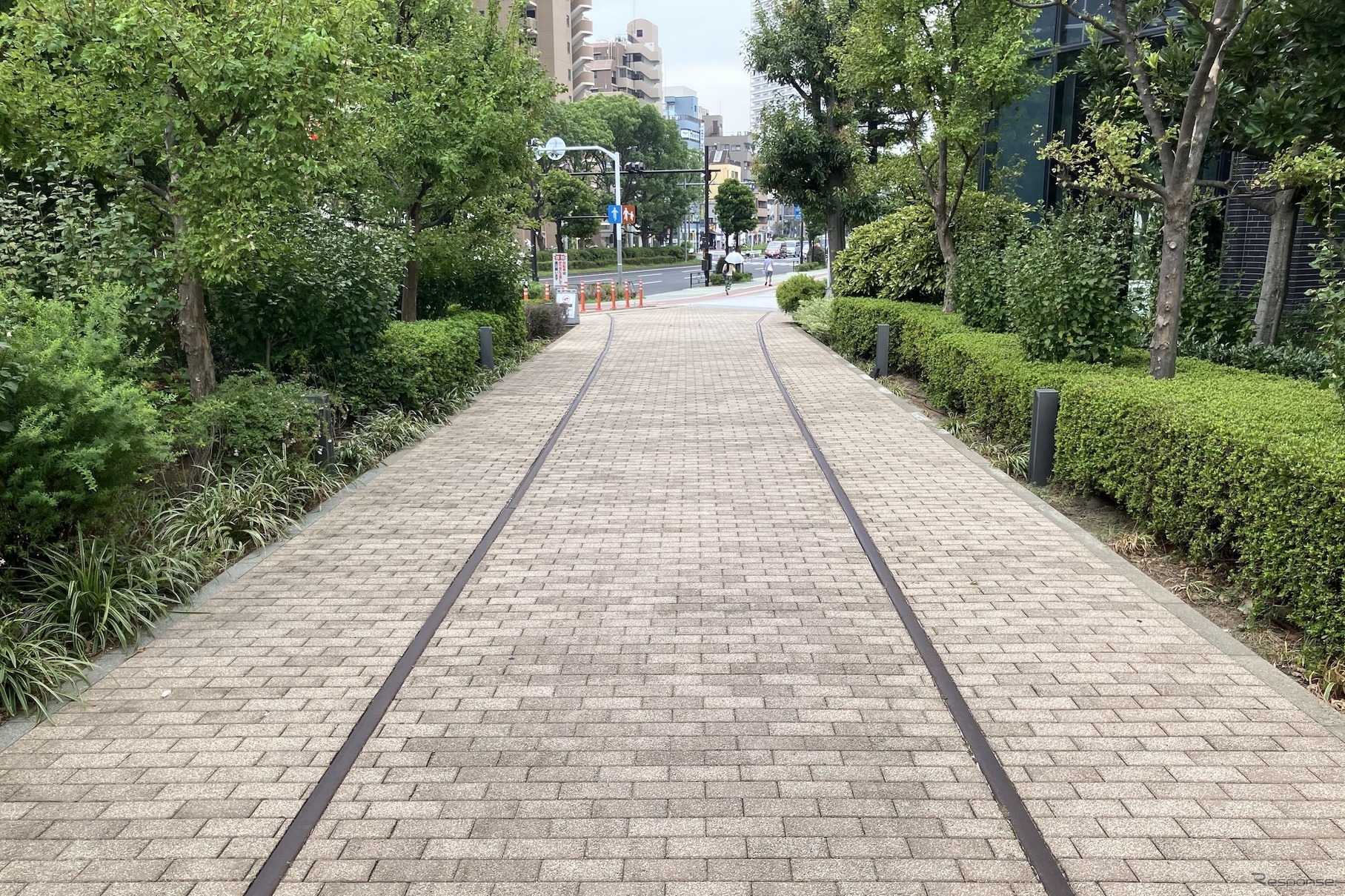 レールが埋め込まれた歩道。レールの間隔や場所は現役当時と異なる（豊洲3丁目）