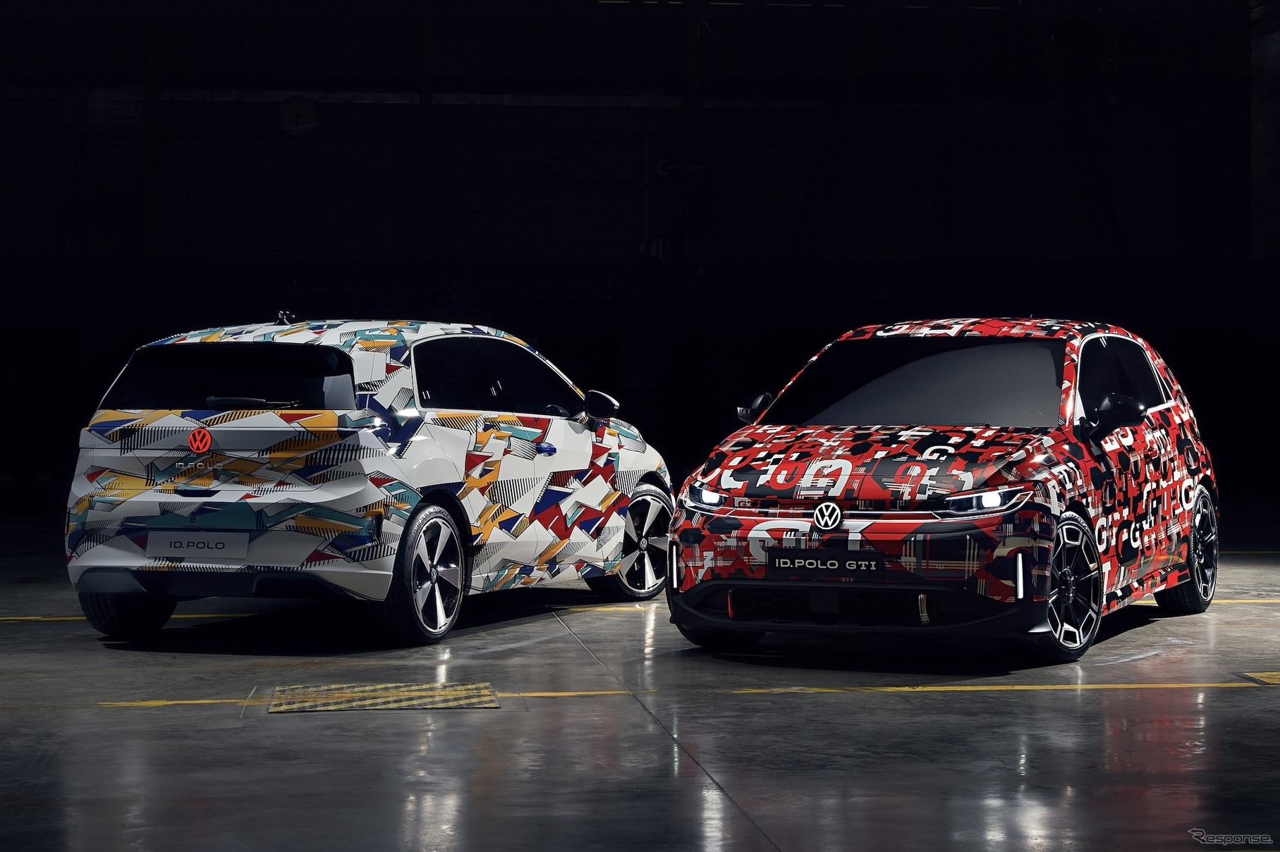 VW ID. ポロ（白）とID. ポロGTI（赤）