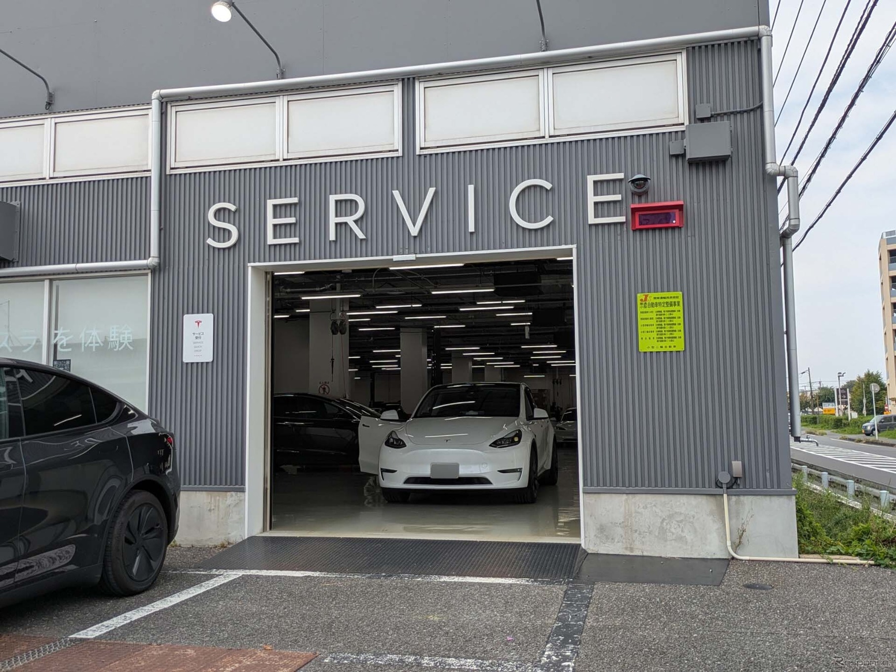 「テスラセンター千葉稲毛」には点検整備や車検を実施するサービス向上も併設している